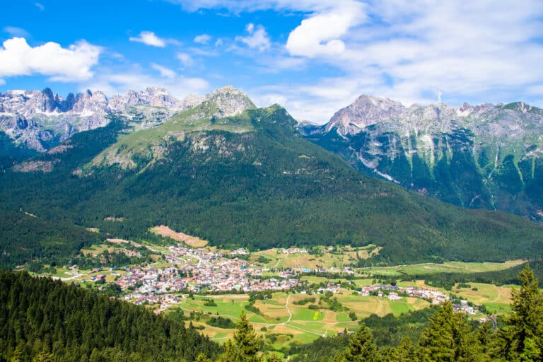 Vue aérienne d'Andalo dans les Dolomites