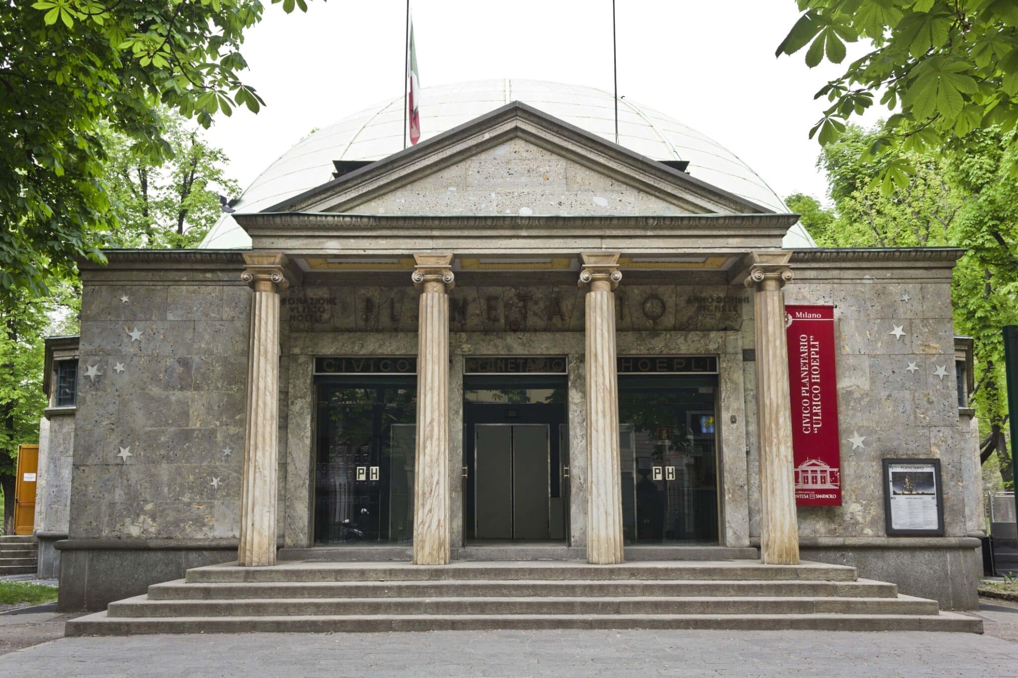 Veduta esterna della facciata principale del Planetario di Milano, situato nei Giardini di Porta Venezia, nel quartiere di Porta Venezia.