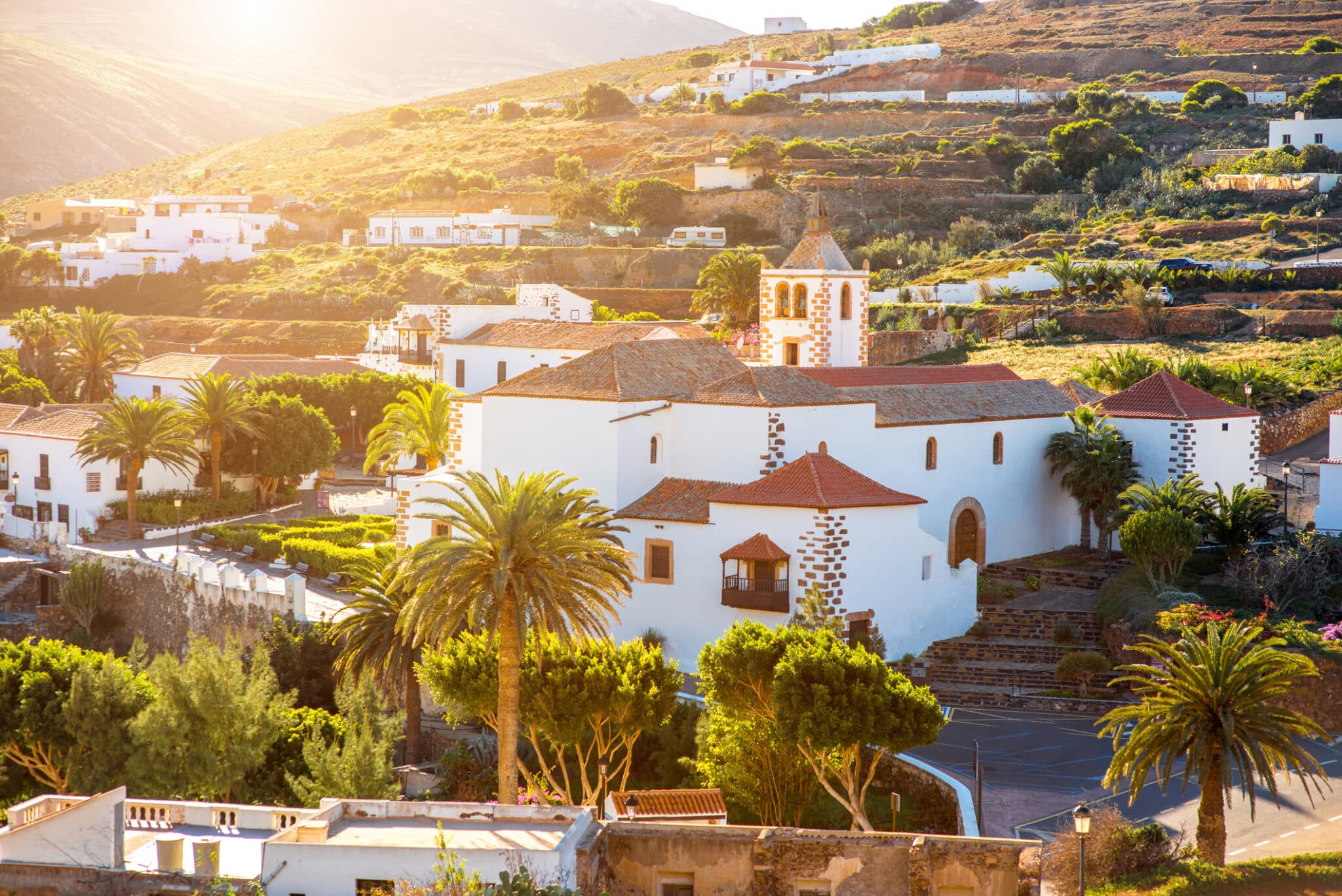 Villaggio di Betancuria sull'isola di Fuerteventura. Vista sul villaggio di Betancuria con il campanile della chiesa sull'isola di Fuerteventura in Spagna