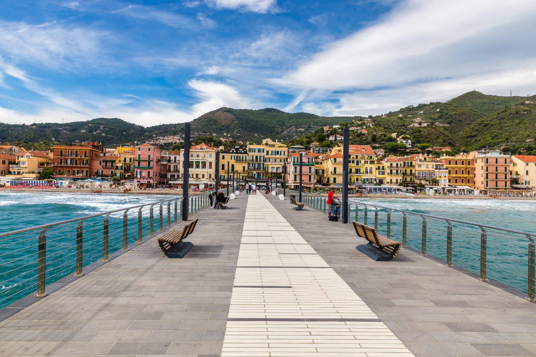 Vista Della Talpa Che Conduce Alla Città Di Alassio, Italia