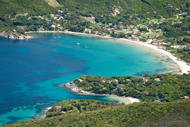 Vista aerea di Procchio, isola dell'Elba. L'Italia.