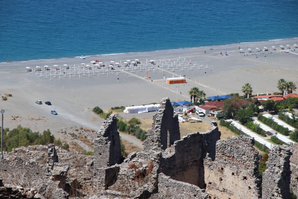 Blick auf den großen Strand und die Küstenlinie von Diamante, Diamante, Bezirk Cosenza, Kalabrien, Italien, Europa.