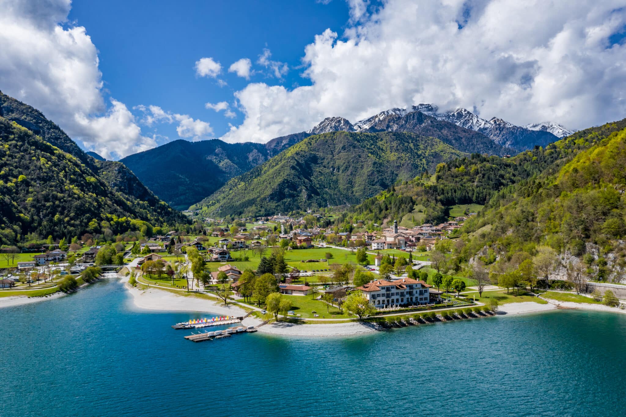 Vista di Molveno dal Lago