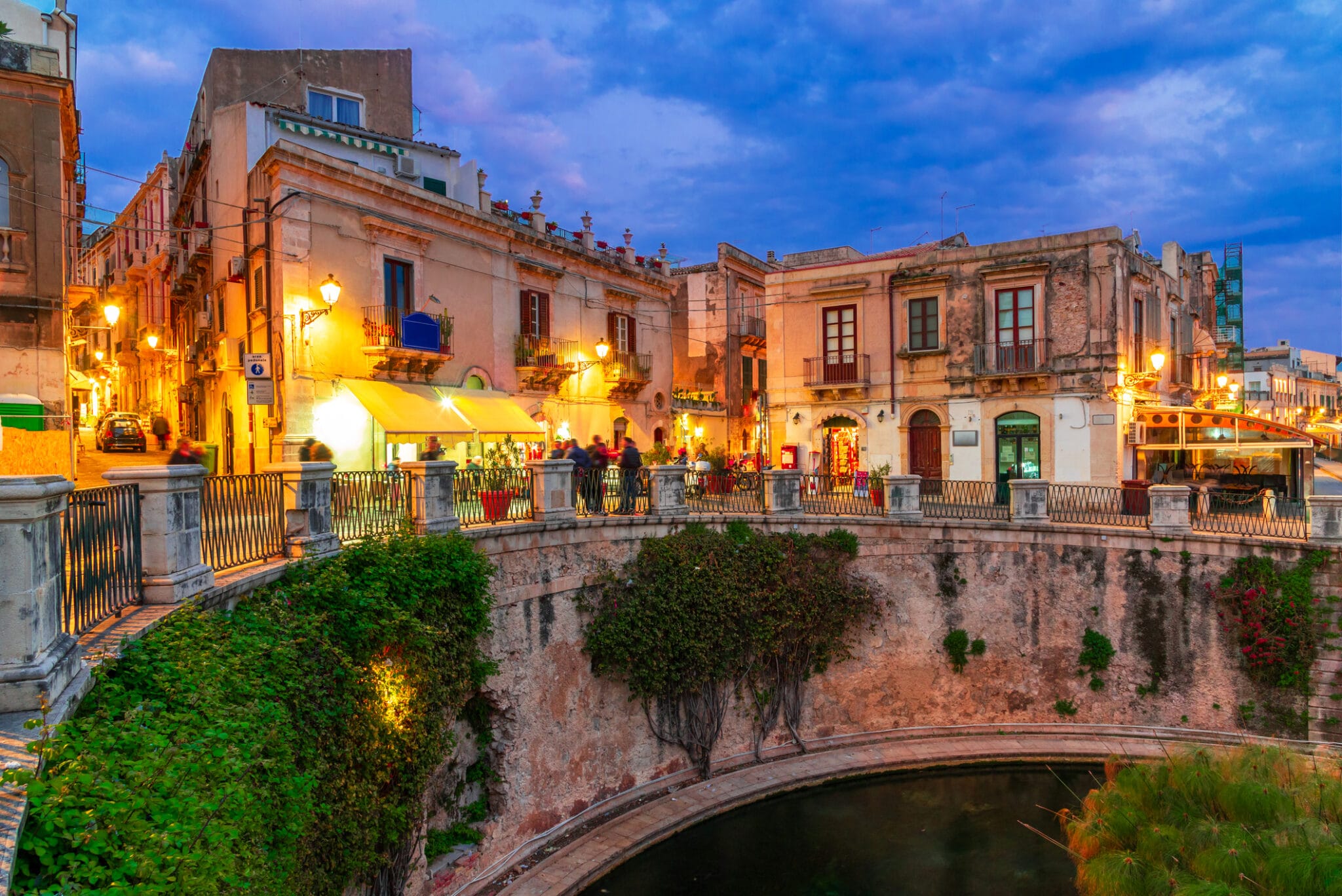 Vista notturna della Fontana Aretusa, Ortigia, Siracusa, una città storica sull'isola di Sicilia, Italia