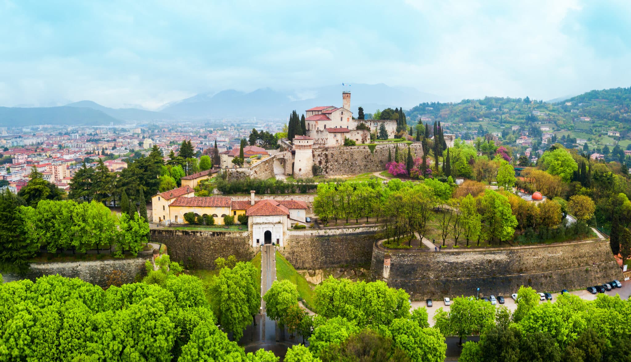 Vista panoramica aerea del Castello di Brescia. Il Castello di Brescia è un castello medievale situato in cima al colle Cidneo nella città di Brescia, nel nord Italia