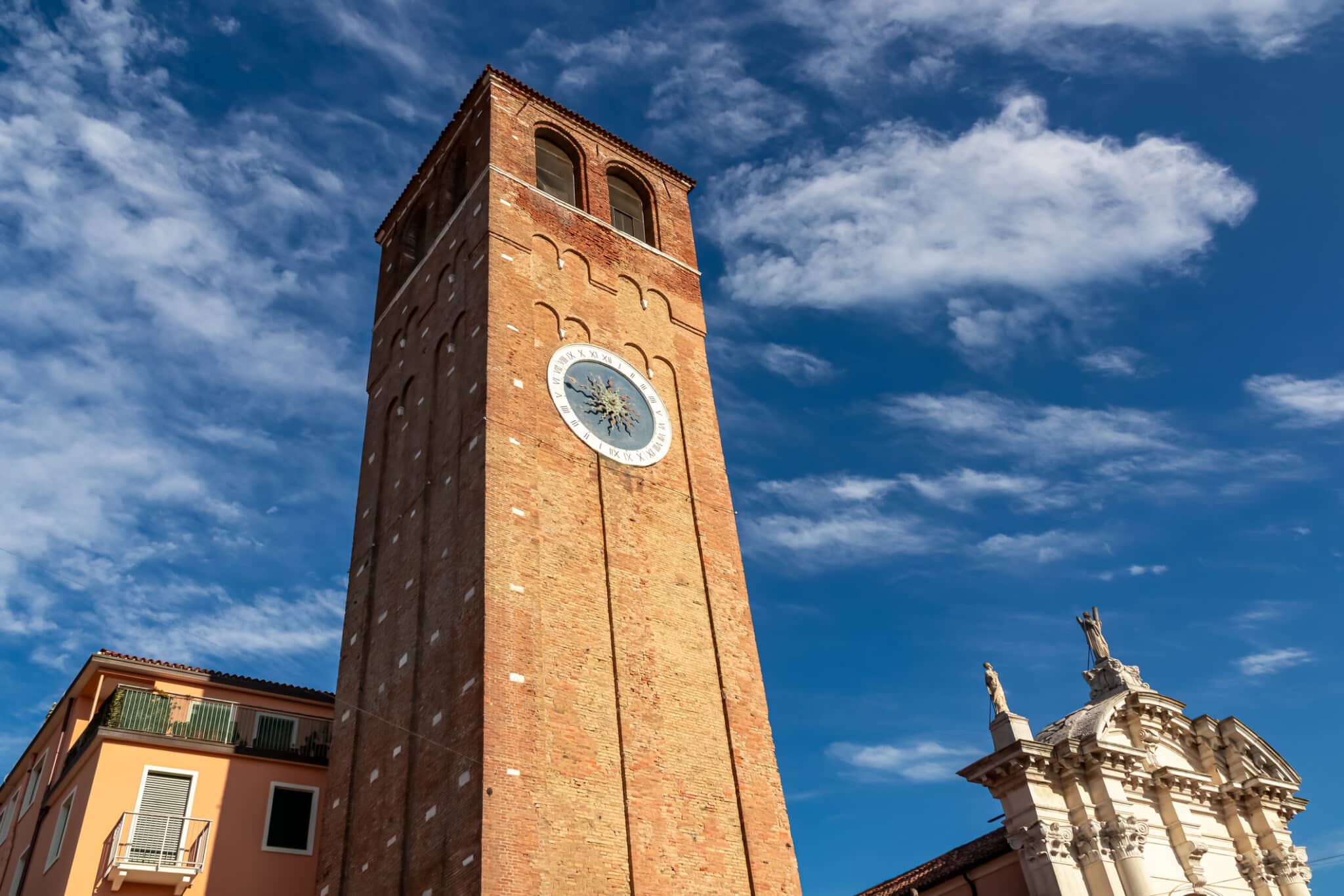 Vista ravvicinata della torre dell'orologio torre dell Orologio Campanile di Sant Andrea.