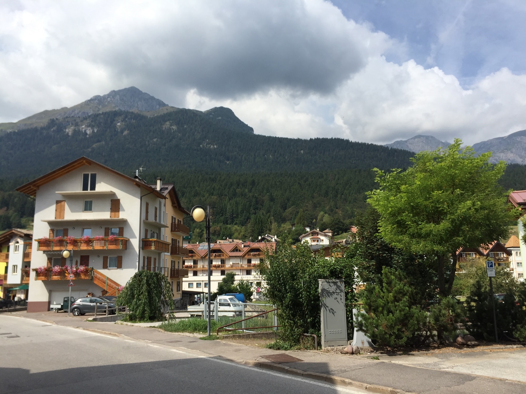 Vista sulla strada di Andalo, Italia. Vista sulla strada del piccolo paese di montagna Andalo nelle Dolomiti, Italia.