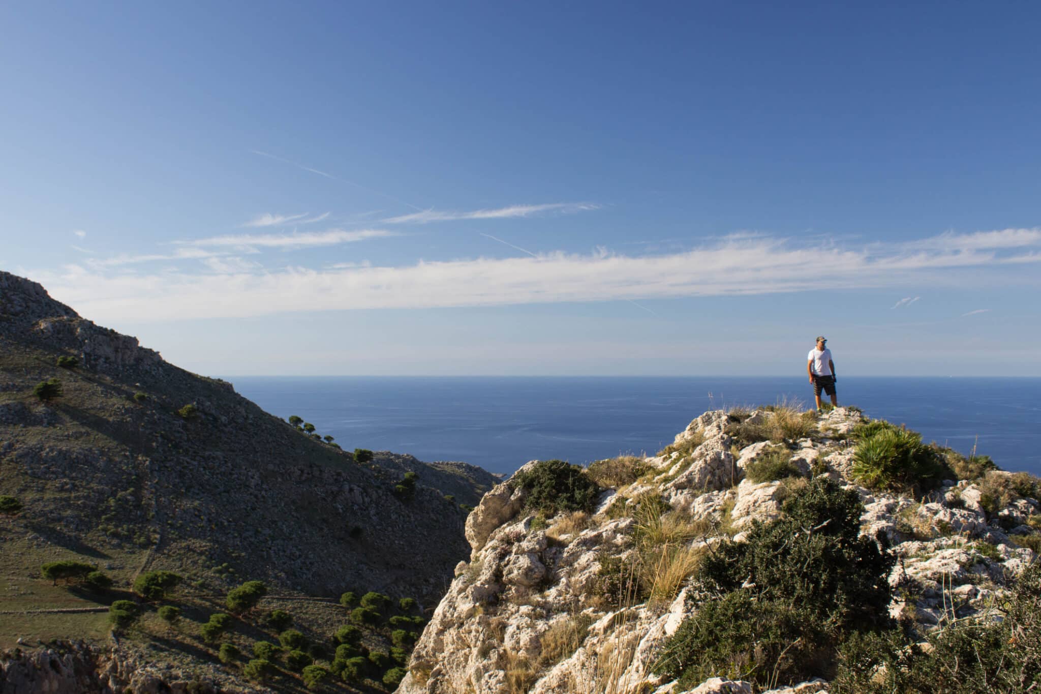 immagine suggestiva dell'Isola del Giglio di fronte a Grosseto (Toscana) in Italia vista da un aereo di linea