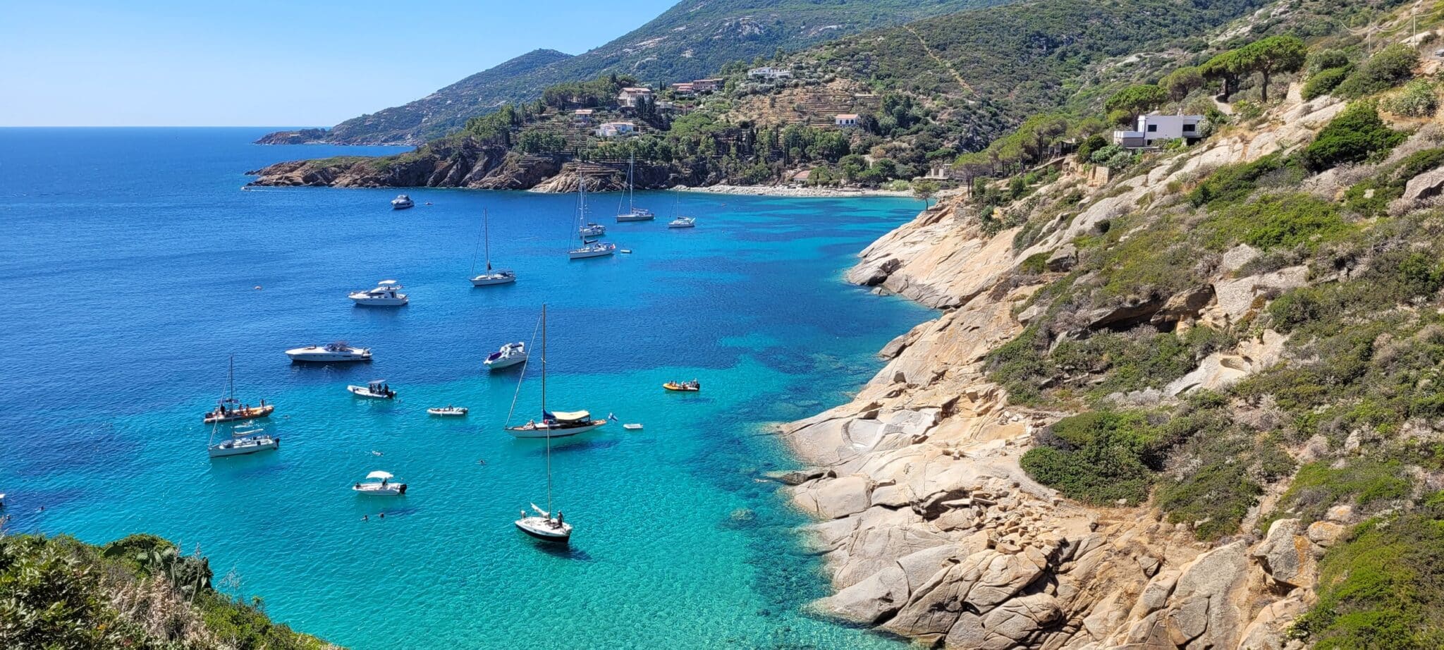 spettacolare vista mare sull'Isola del Giglio Alcune barche si muovono sul mare in una giornata soleggiata