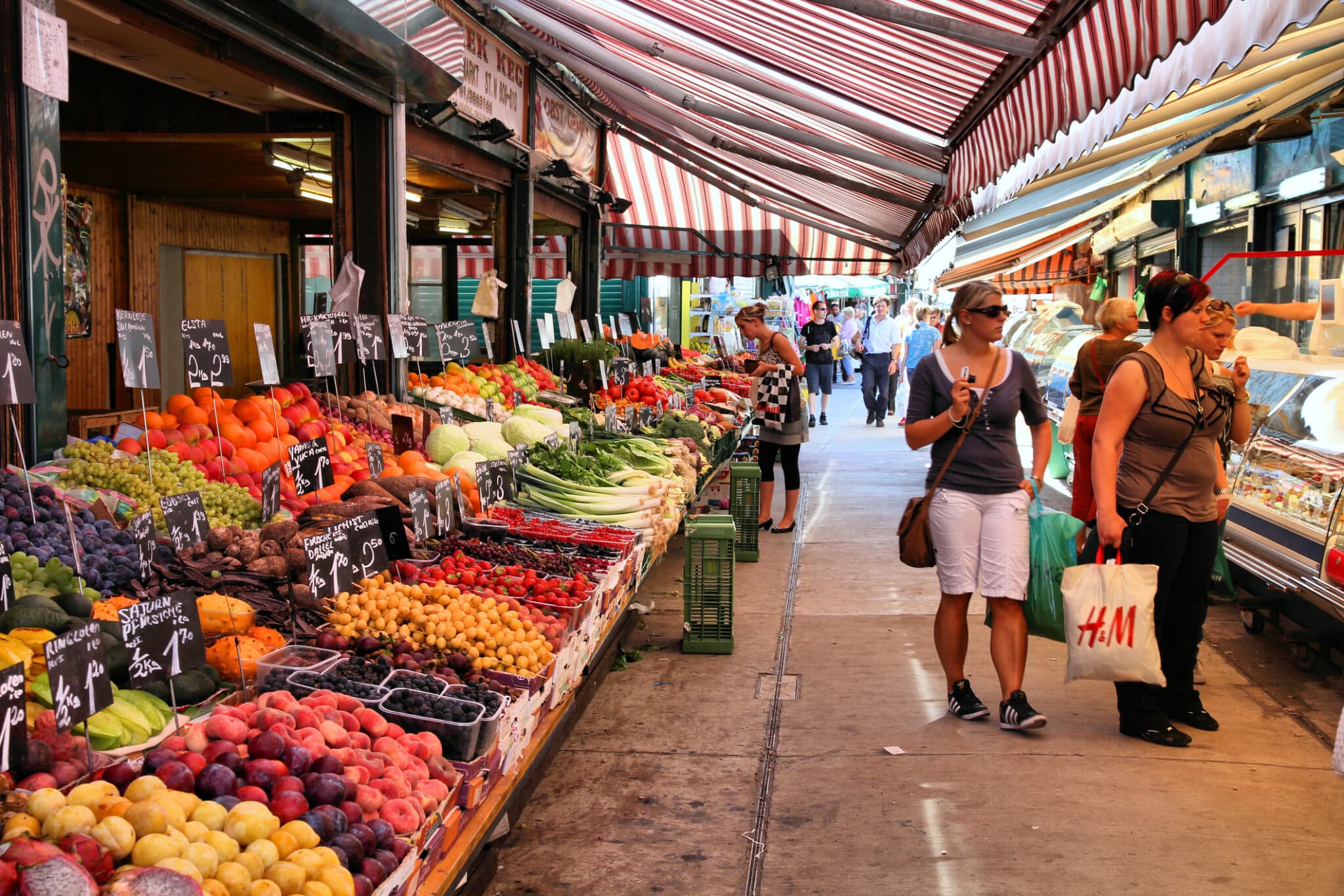 turisti e acquirenti visitano Naschmarkt