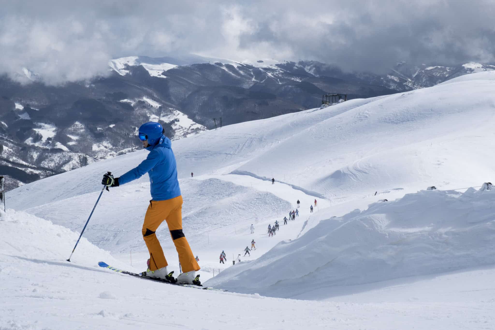 Sciatore sulla neve in montagna.