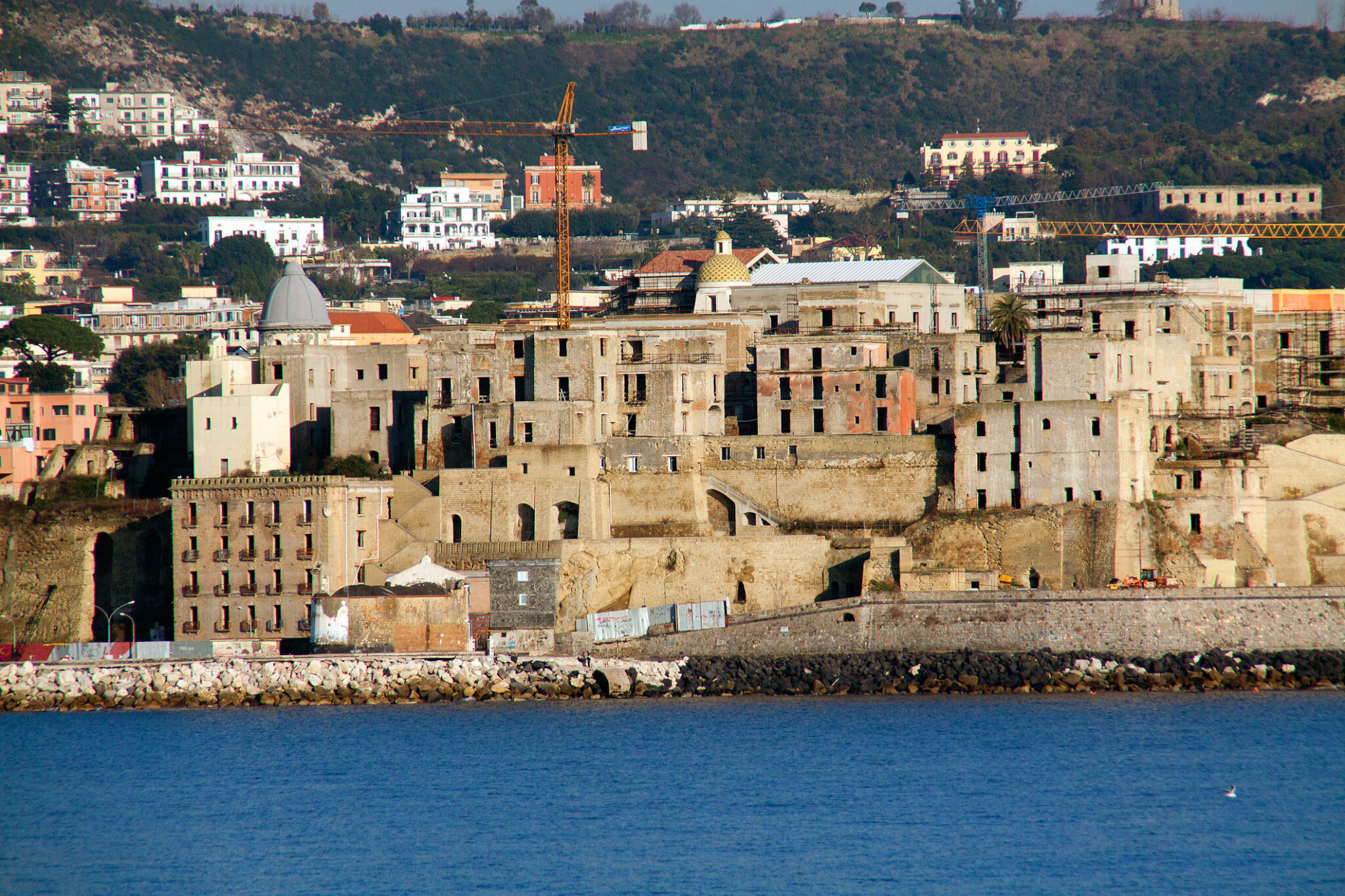 Ancienne ville au bord de la mer, Naples, panorama historique.