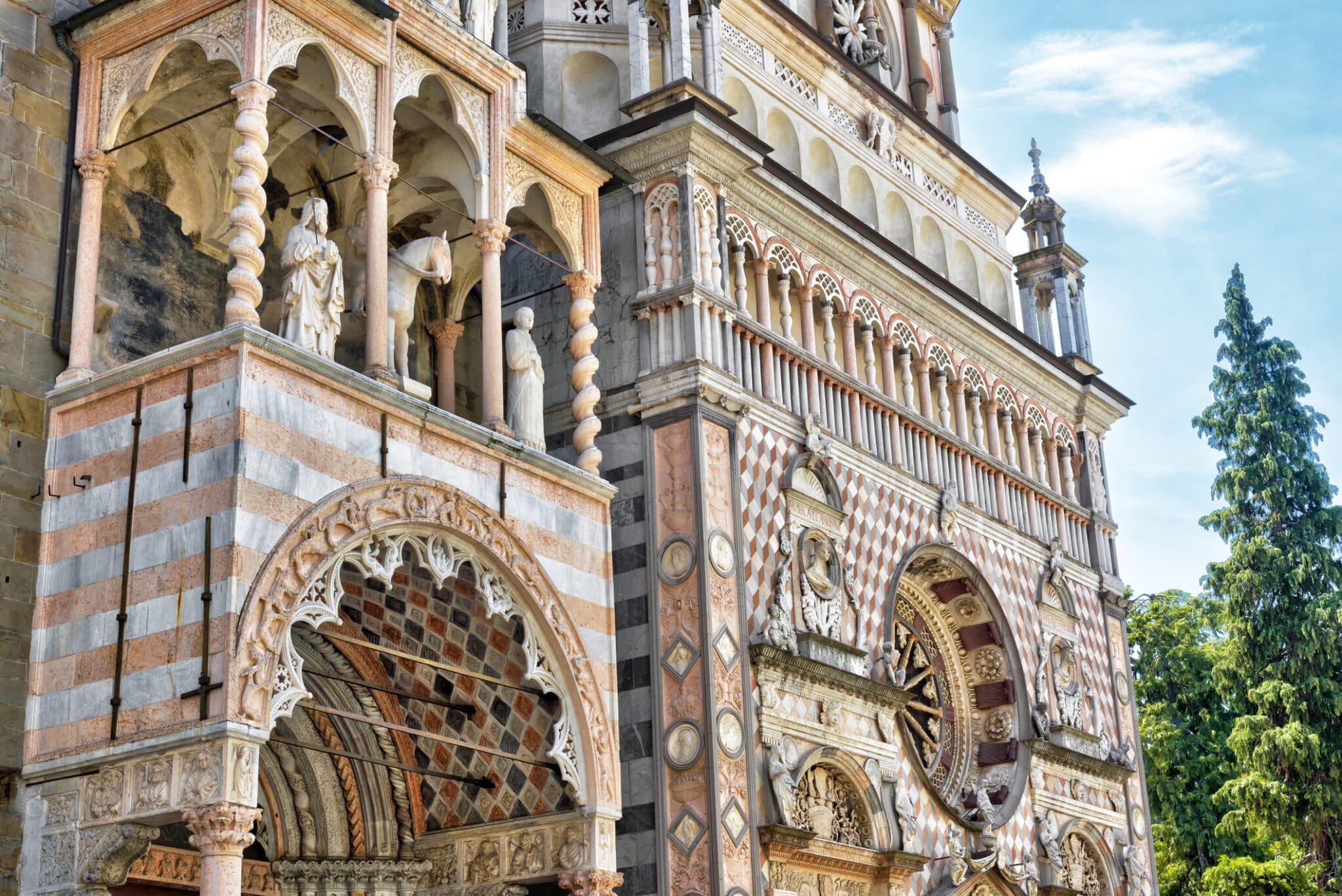 Dettagli architettonici della facciata del Duomo di Bergamo.