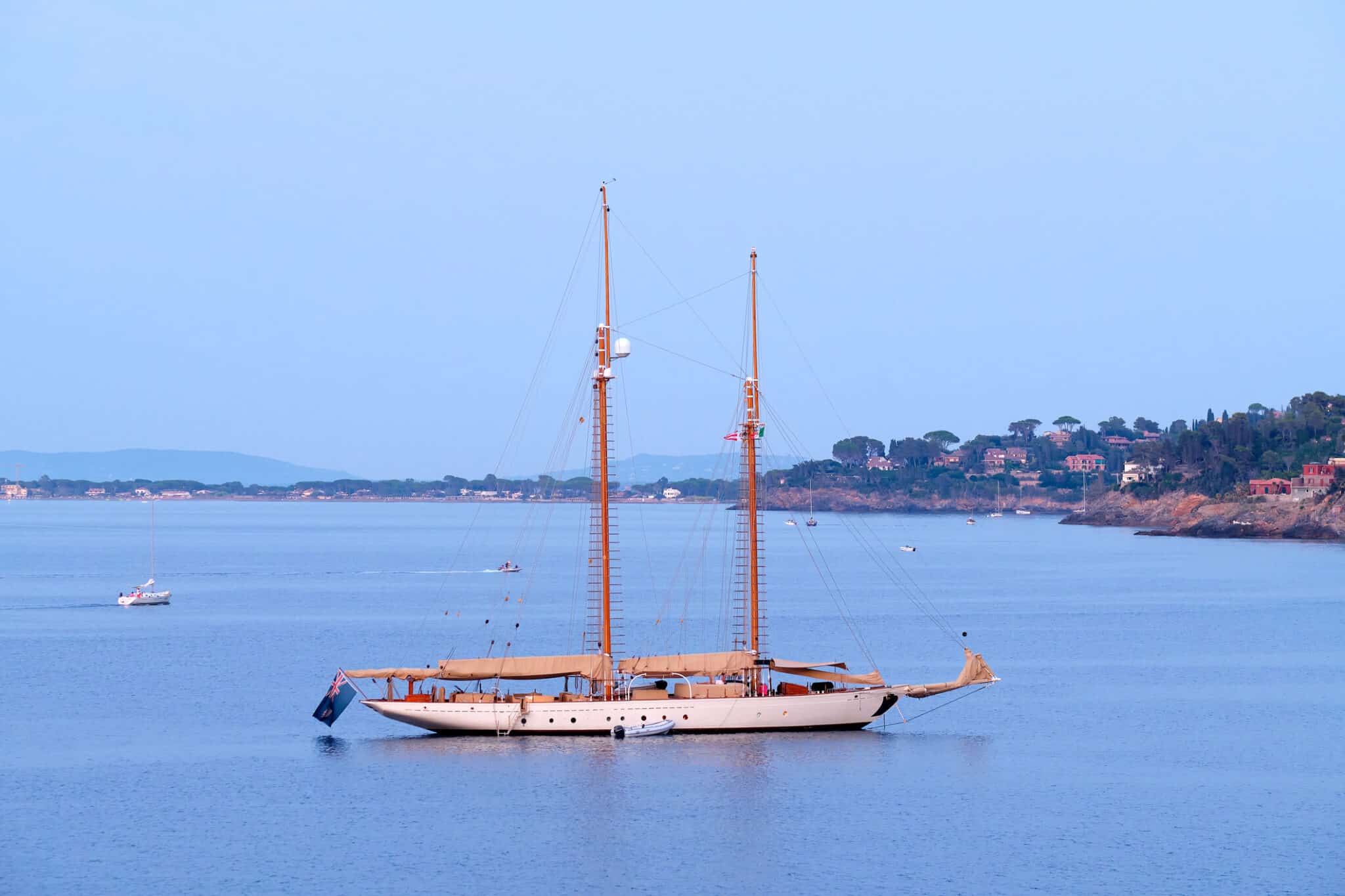 Barca a vela ancorata in una baia serena.