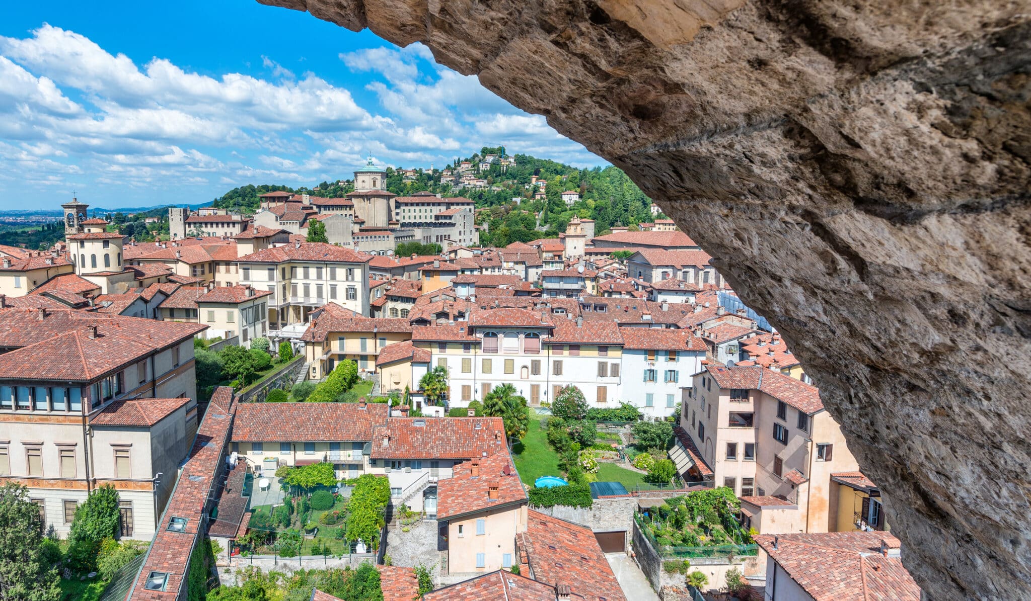 Vue d'une ville médiévale italienne aux toits rouges.