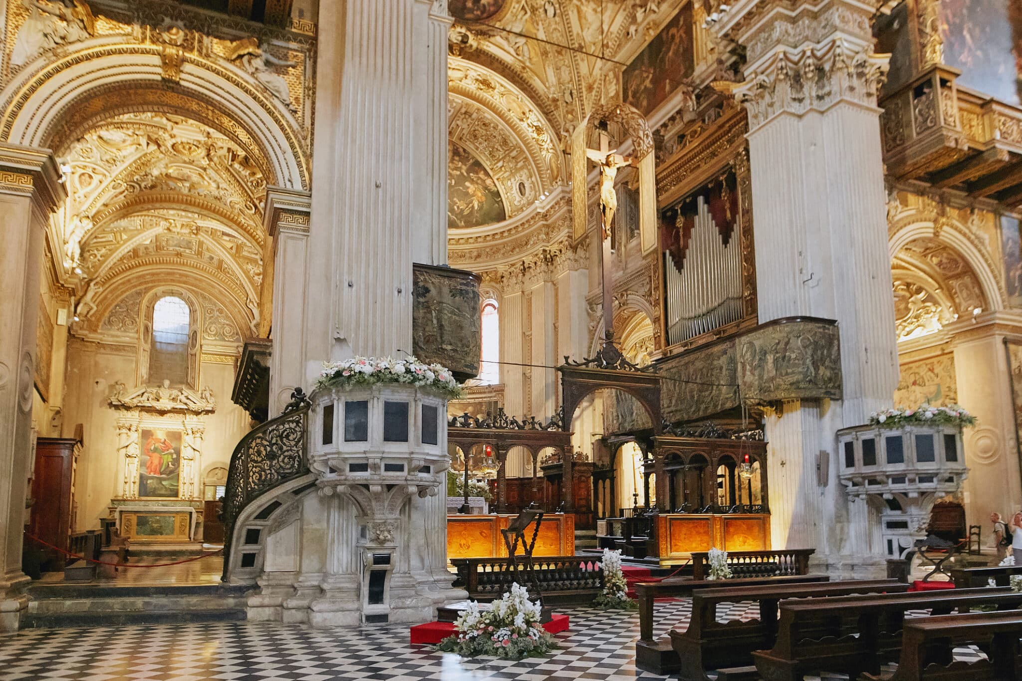 Intérieur d'une église baroque italienne.