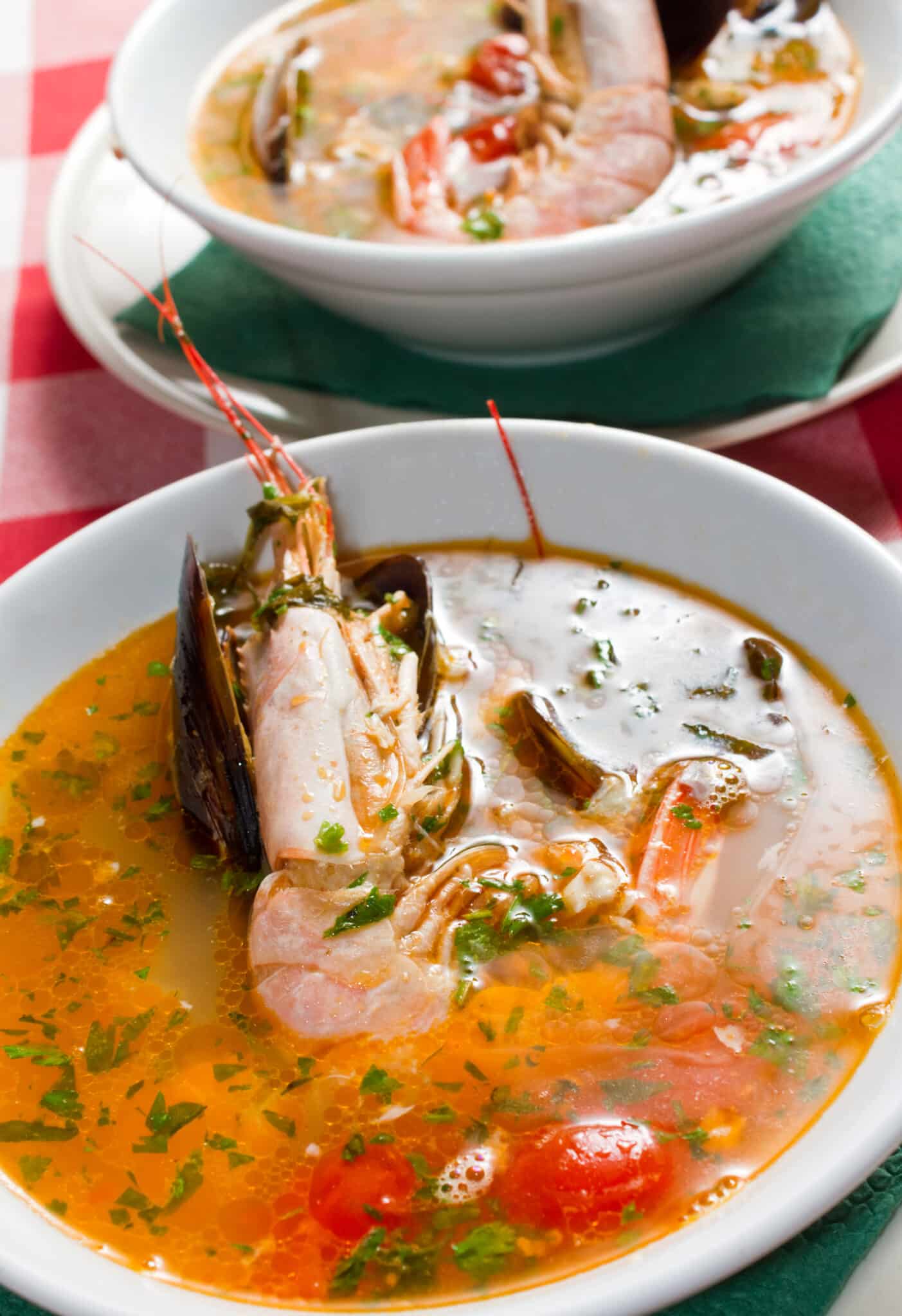 Sopa de pescado con gambas y mejillones.