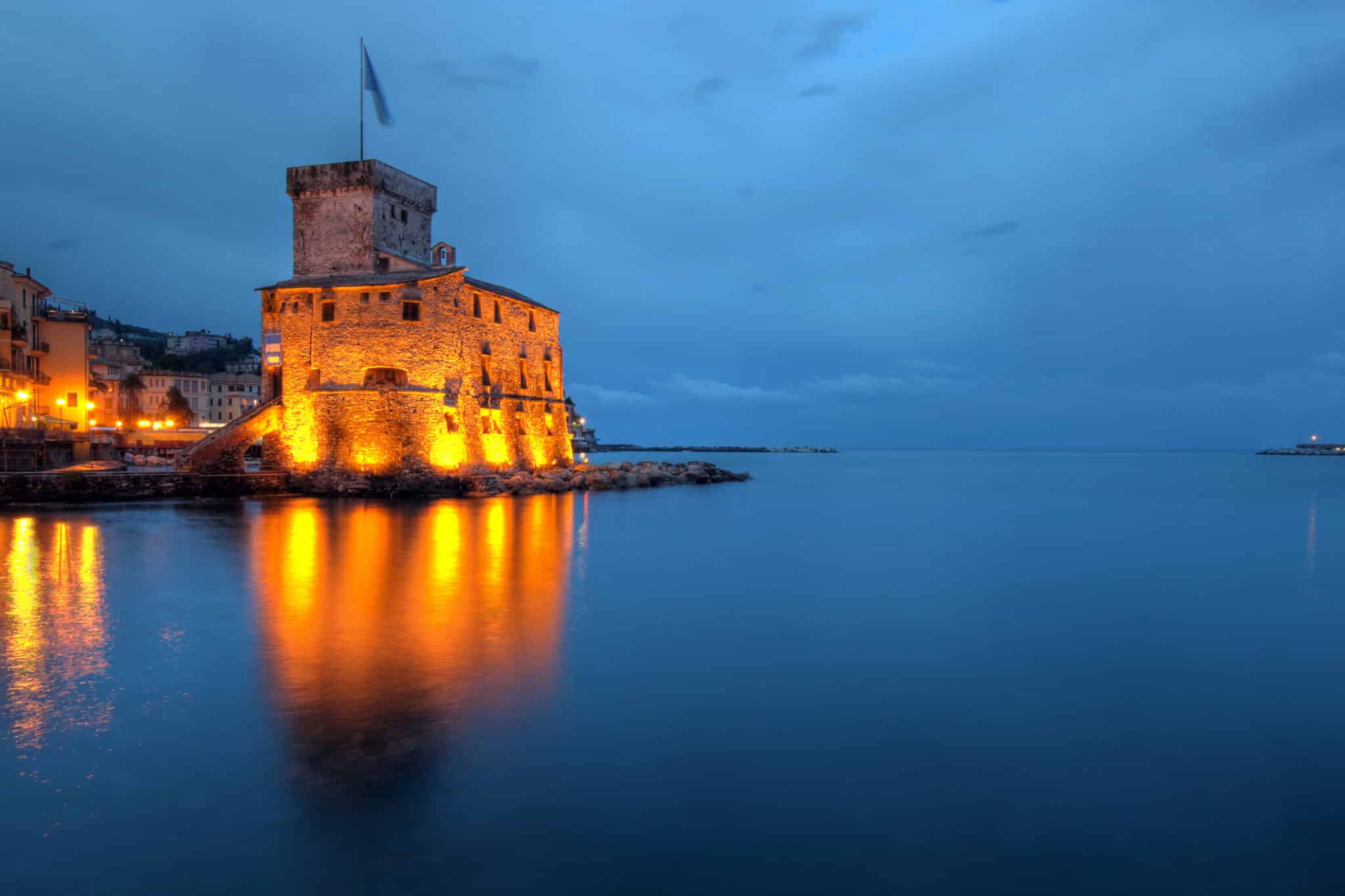 Château de Rapallo, Italie (Ligurie). Le château de Rapallo (Castello di Rapallo) est une forteresse du XVIe siècle construite pour se défendre contre les attaques de pirates.