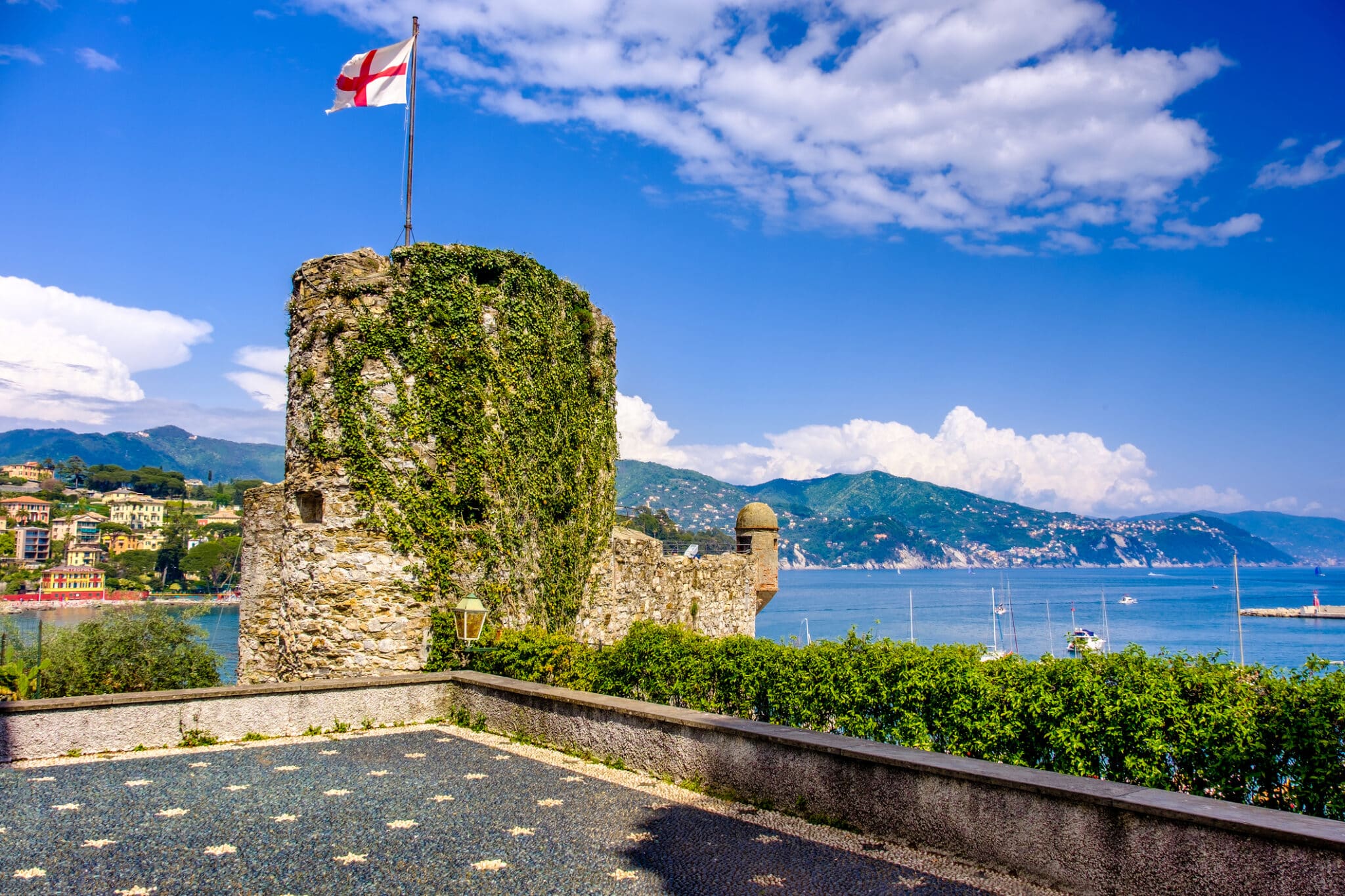 Château de Santa Margherita Ligure - Drapeau de la République de Gênes. Château de Santa Margherita Ligure avec le drapeau de la République de Gênes au sommet.