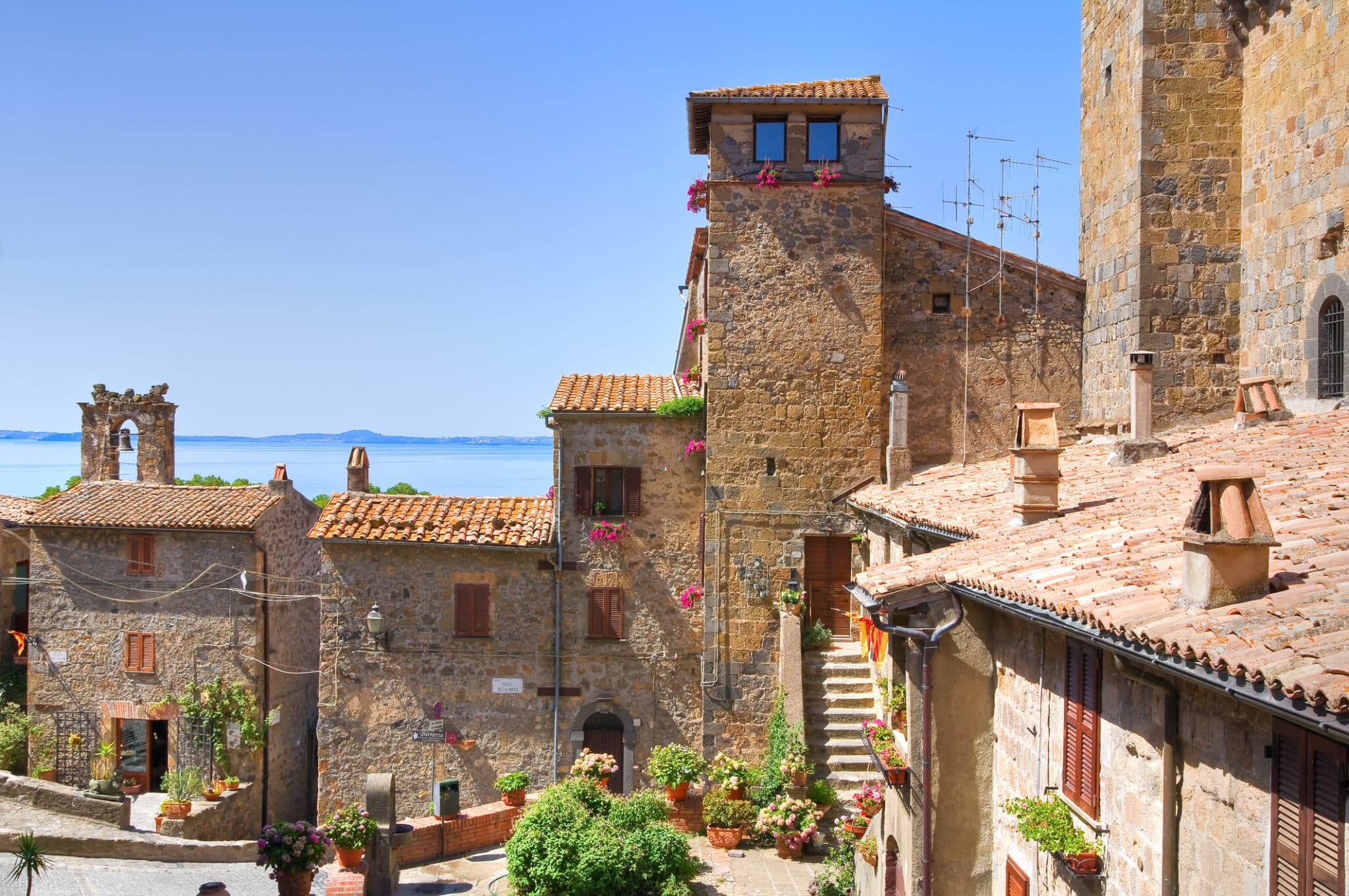 Centro Storico di Bolsena con vista sul lago