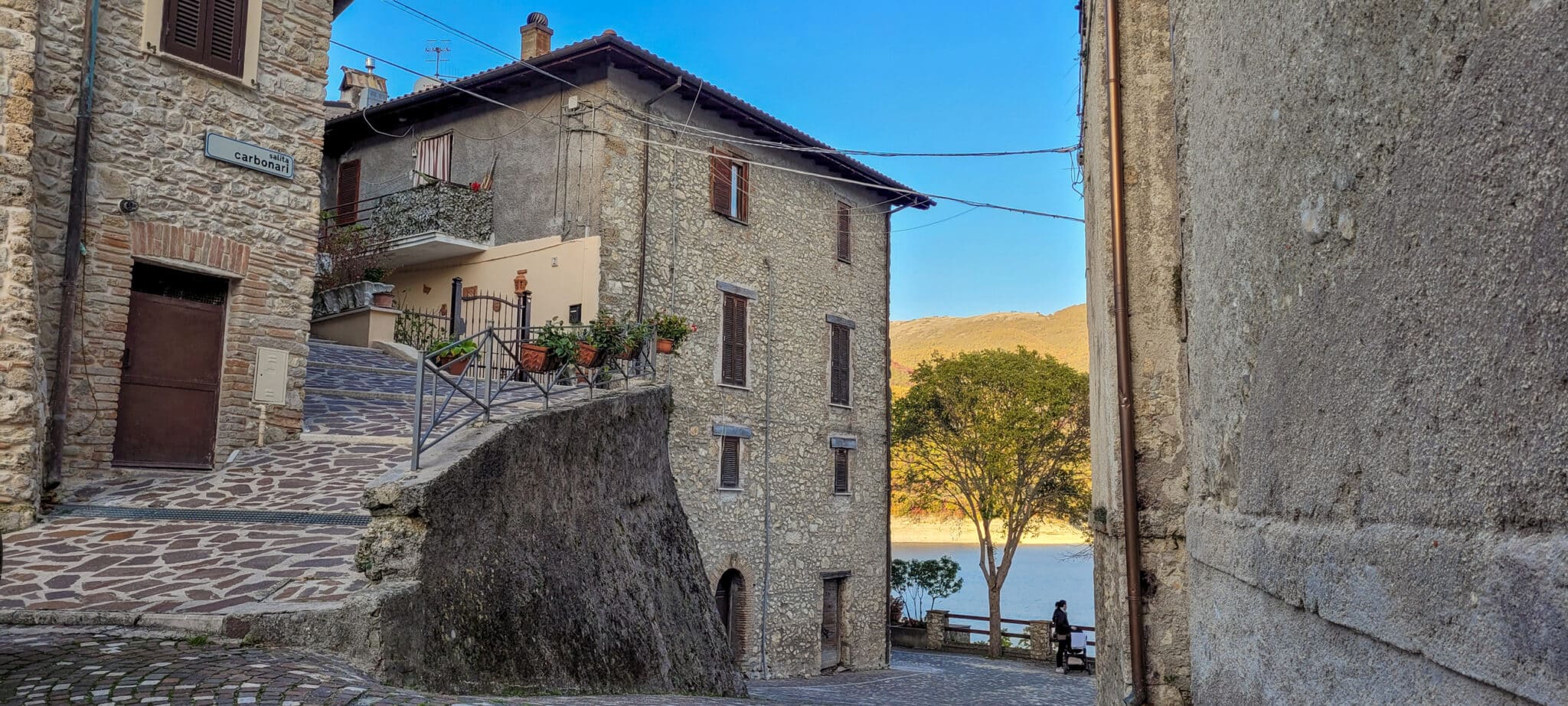 Colle di Tora avec vue sur le lac