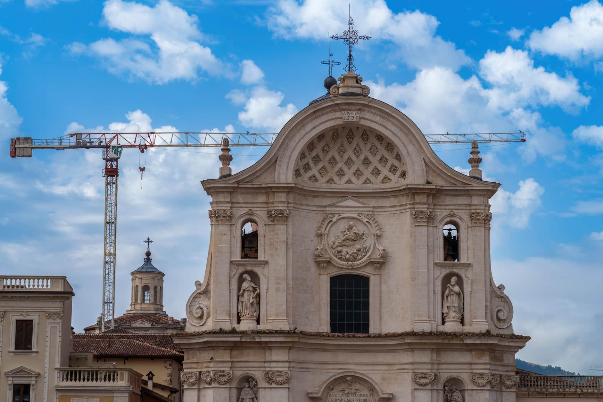 Cathédrale de L'Aquila, Italie. Extérieur de la cathédrale de L'Aquila, Abruzzes, Italie