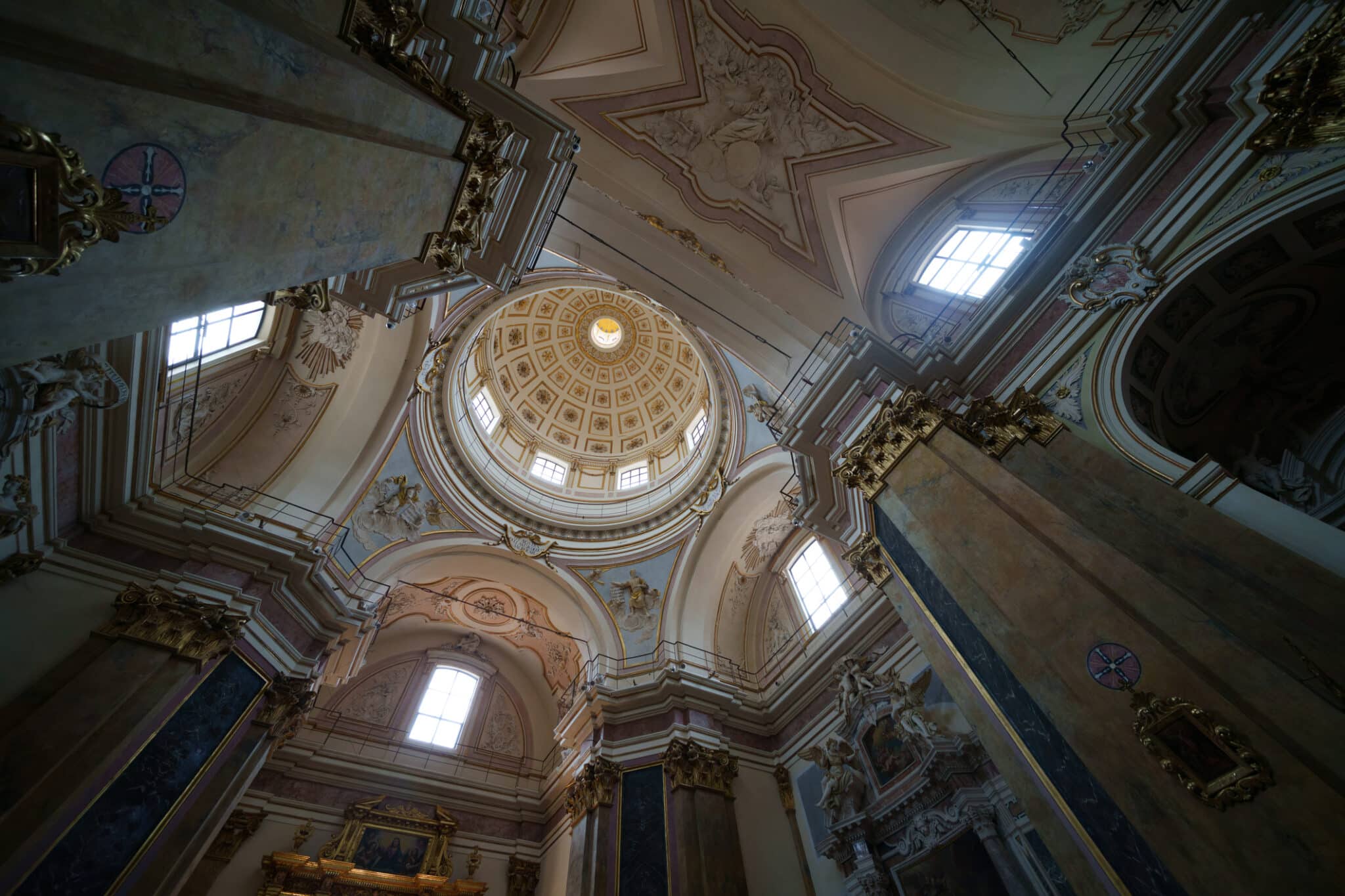 Cathédrale de L'Aquila, Italie. Intérieur de la cathédrale de L'Aquila, Abruzzes, Italie