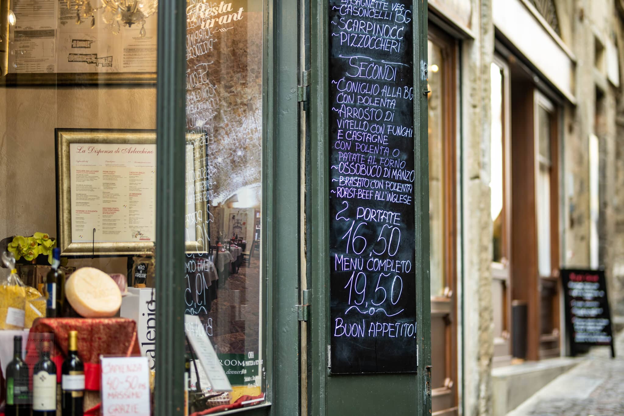 Lavagna con il menu di un ristorante.