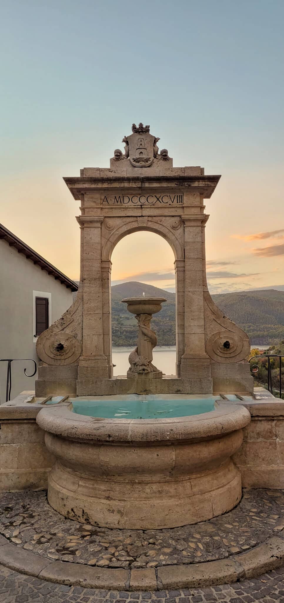 Fontaine à Colle di Tora avec vue sur le lac