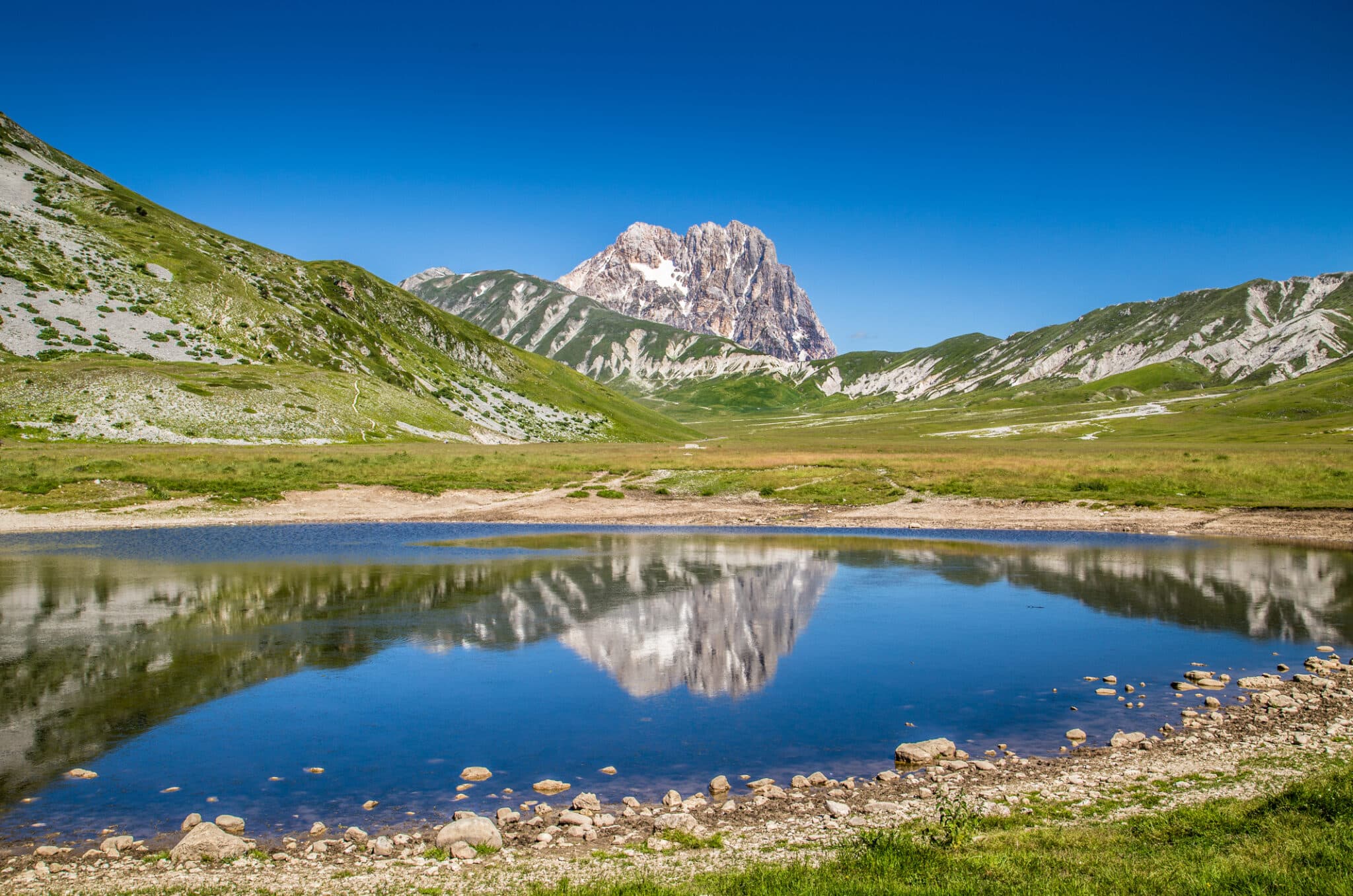 Gran Sasso, plateau de Campo Imperatore, Abruzzes, Italie. Magnifique paysage avec le sommet du Gran Sasso d'Italia sur le plateau de Campo Imperatore dans les Apennins, Abruzzes, Italie.