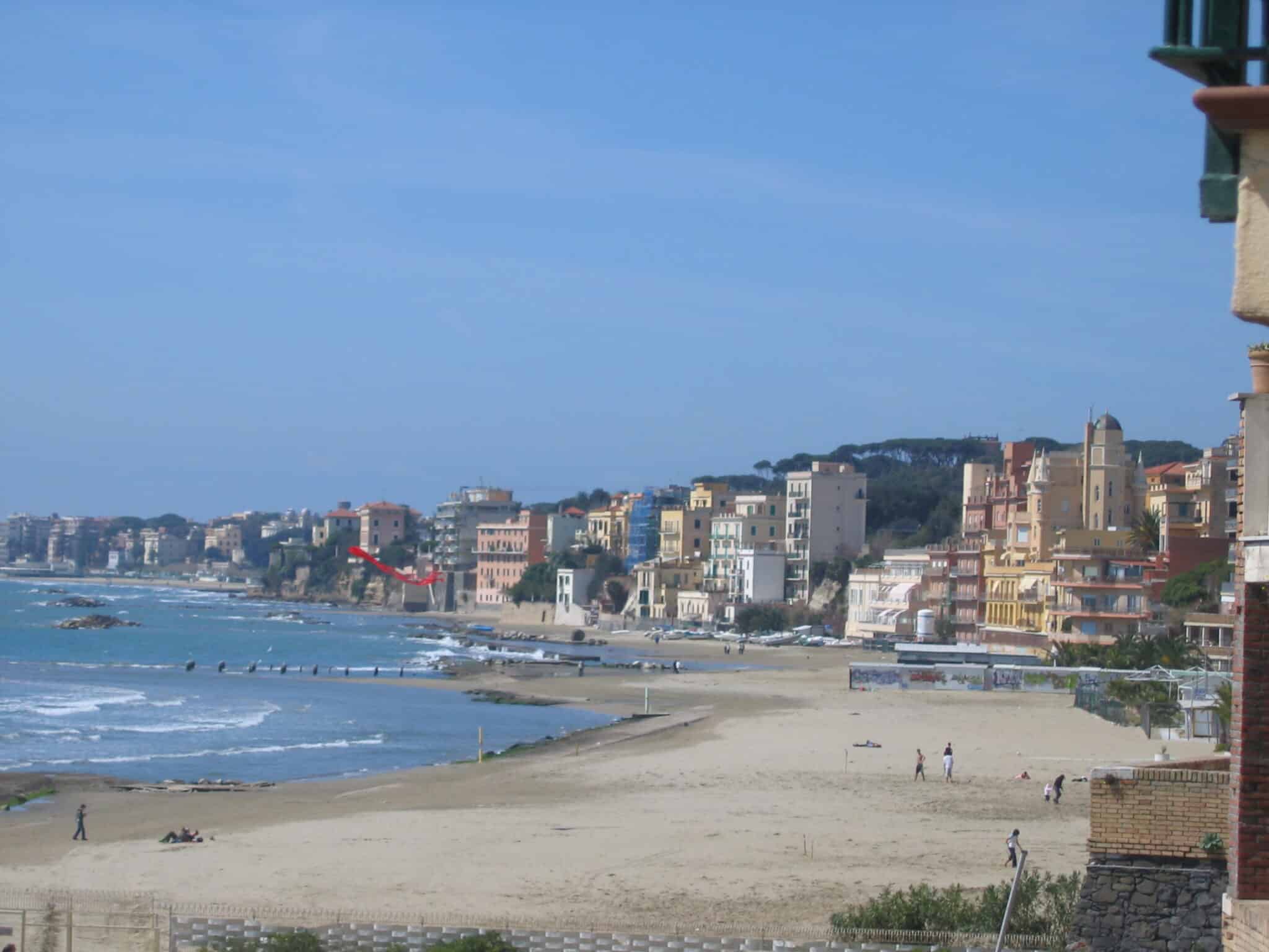 Plage colorée et bâtiments côtiers.