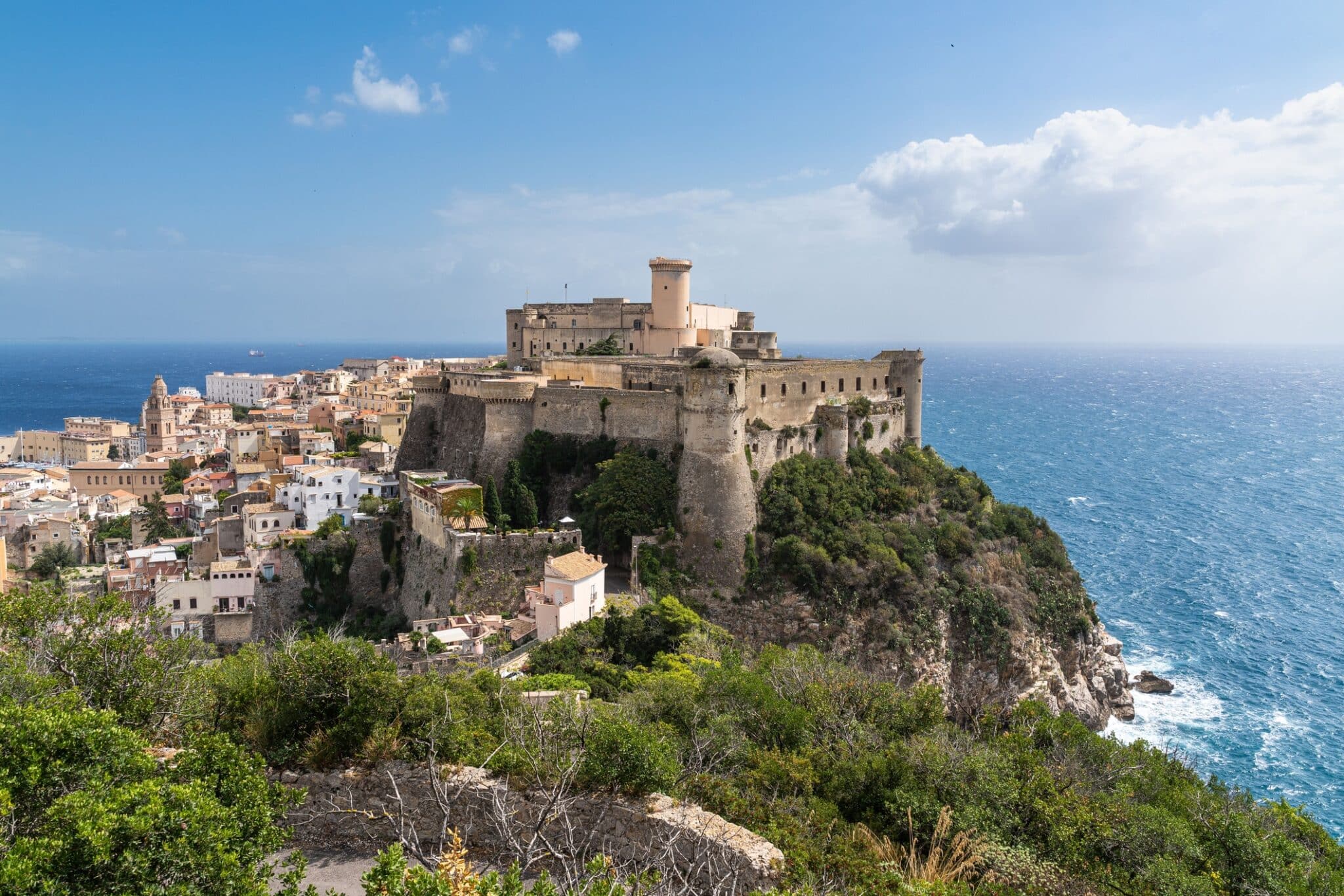 Das Aragonese-Angevin-Schloss von Gaeta, das auf einem malerischen Felsen mit Blick auf das Mittelmeer in der italienischen Region Latium liegt