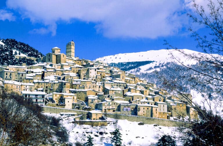 L'Aquila et le Gran Sasso. Italie, Parc national du Gran Sasso, vue du petit village de Rocca Calascio