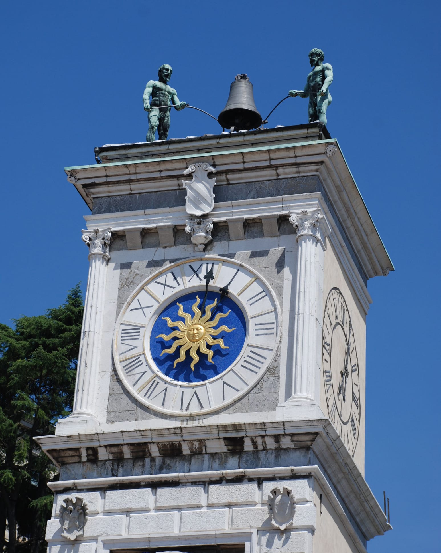 Tour de l'horloge du XVIe siècle à Udine, en Italie. Cette tour de l'horloge est située sur la Piazza della Libertà.