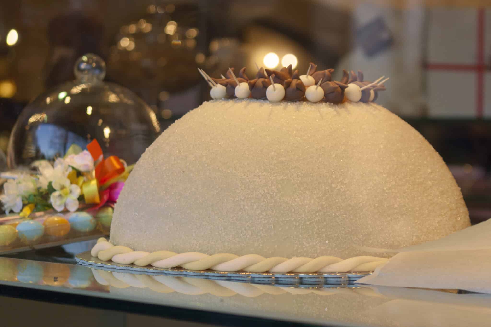 Gâteau au sucre givré sur le comptoir.