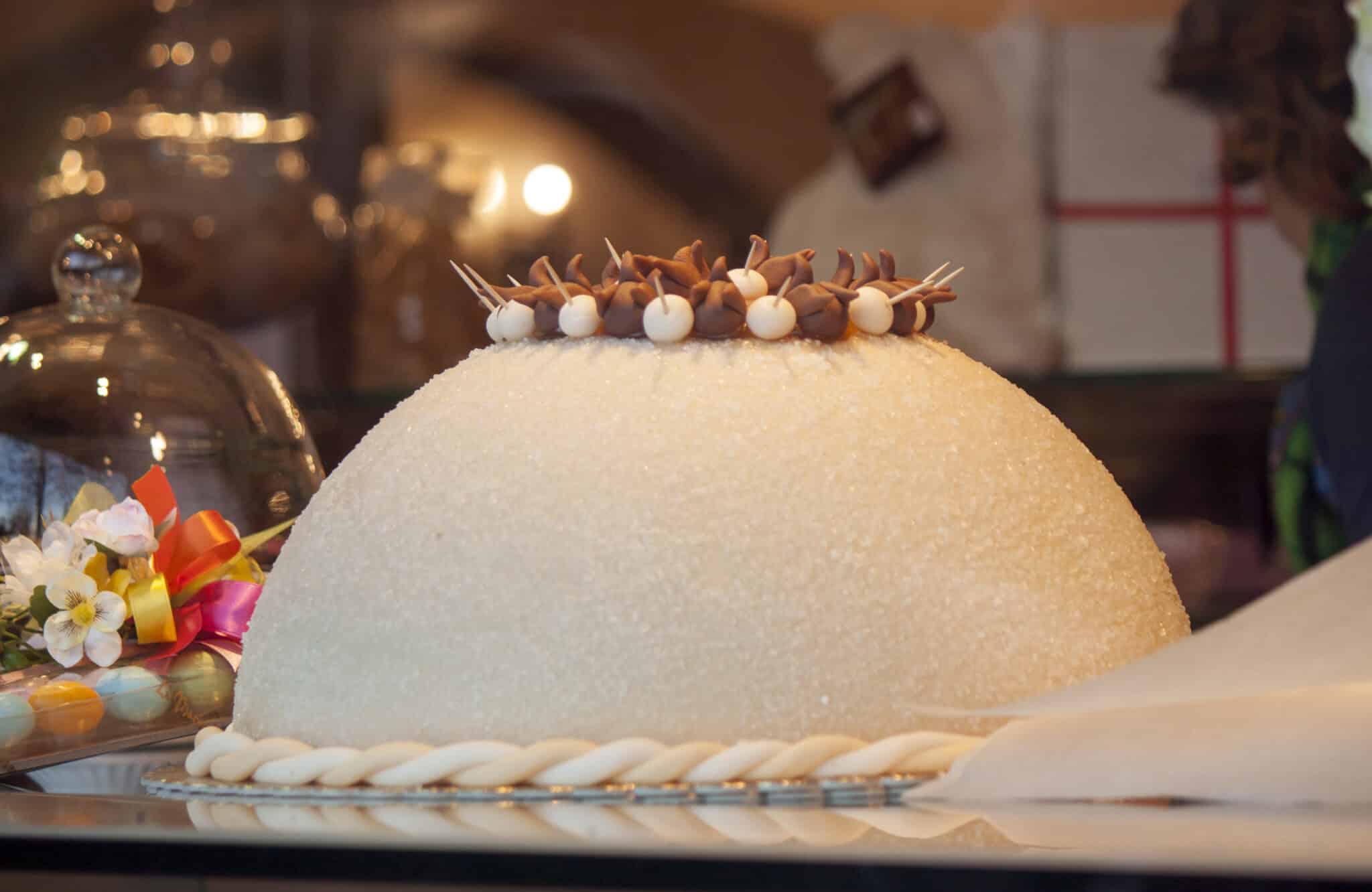 Gâteau en massepain décoré de fleurs et de bonbons