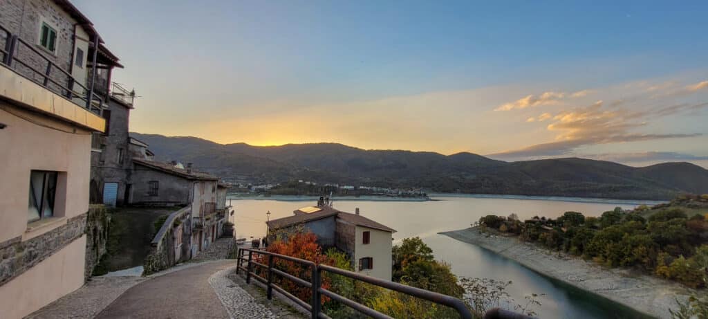 Landschaft am Turaner See mit Gebäuden in Castel di Tora, Provinz Rieti, Latium, Italien.