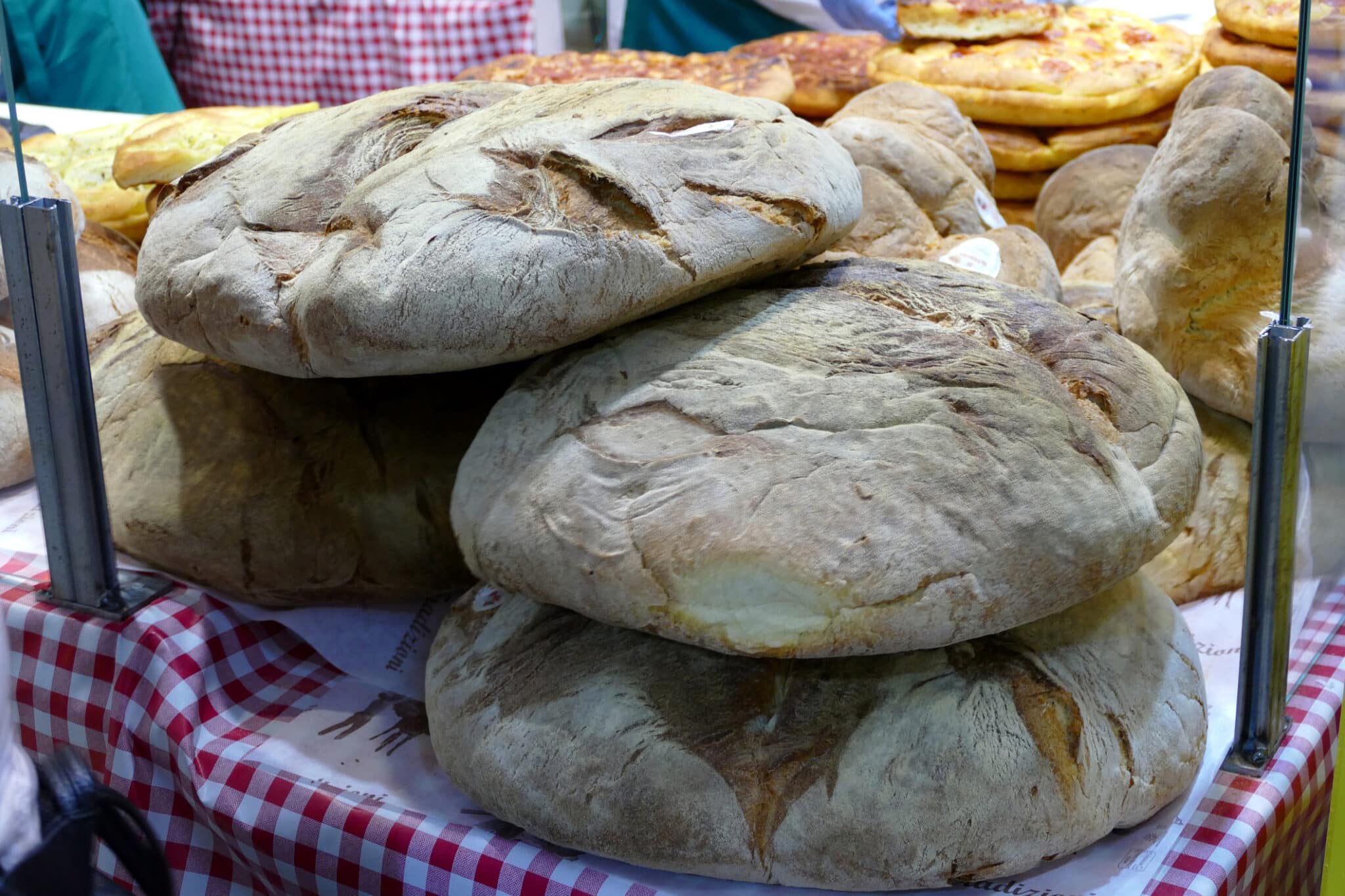 Mains faites à la main sur une table avec une nappe à carreaux.