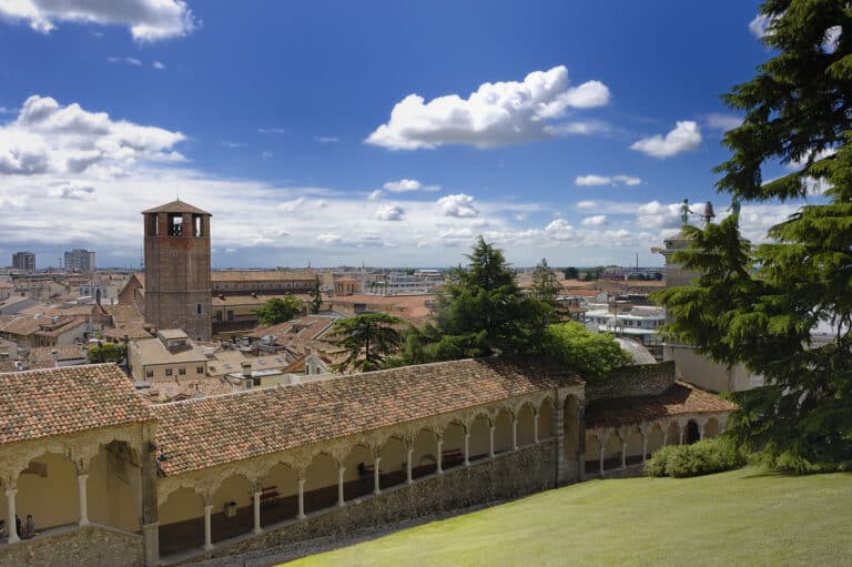 Vue d'ensemble de la ville d'udine. Vue panoramique d'udine depuis le château côté sud