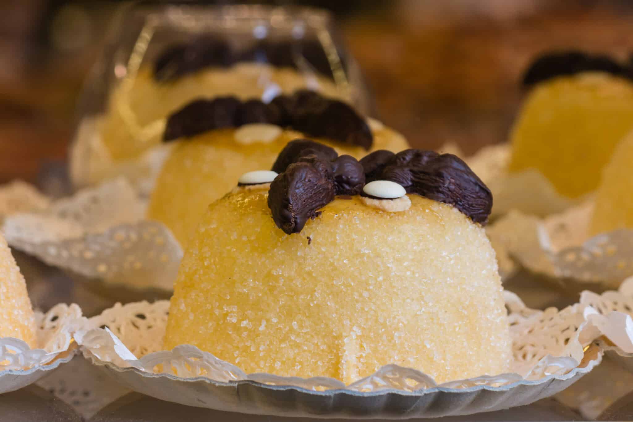 Delizioso dolce italiano decorato con cioccolato.