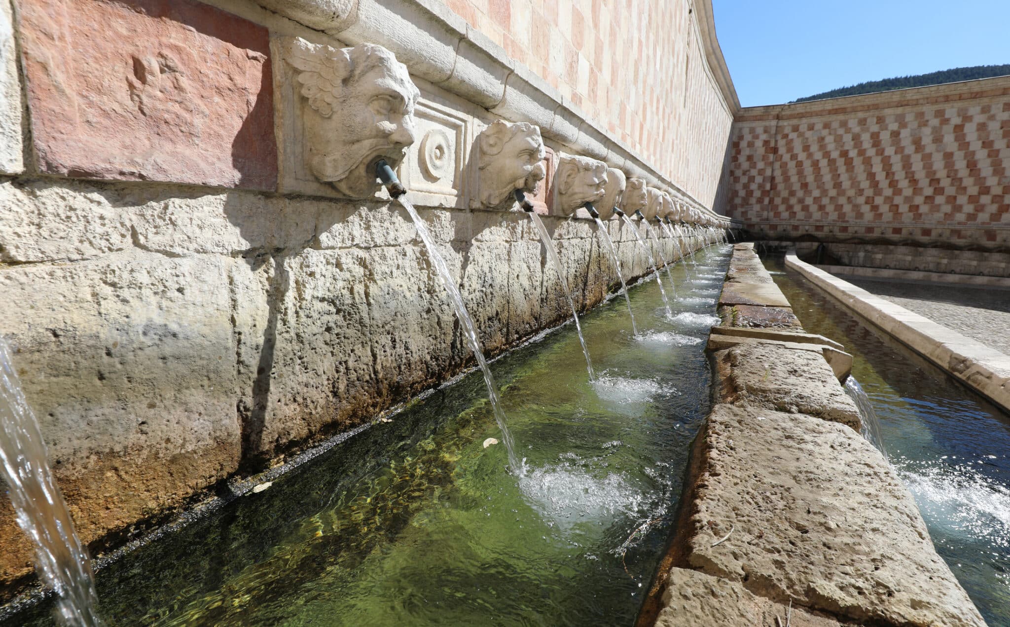 Détail de la célèbre fontaine de la ville de L'AQUILA, dans le centre de l'Italie, appelée FONTANA DELLE 99 CANNELLE.