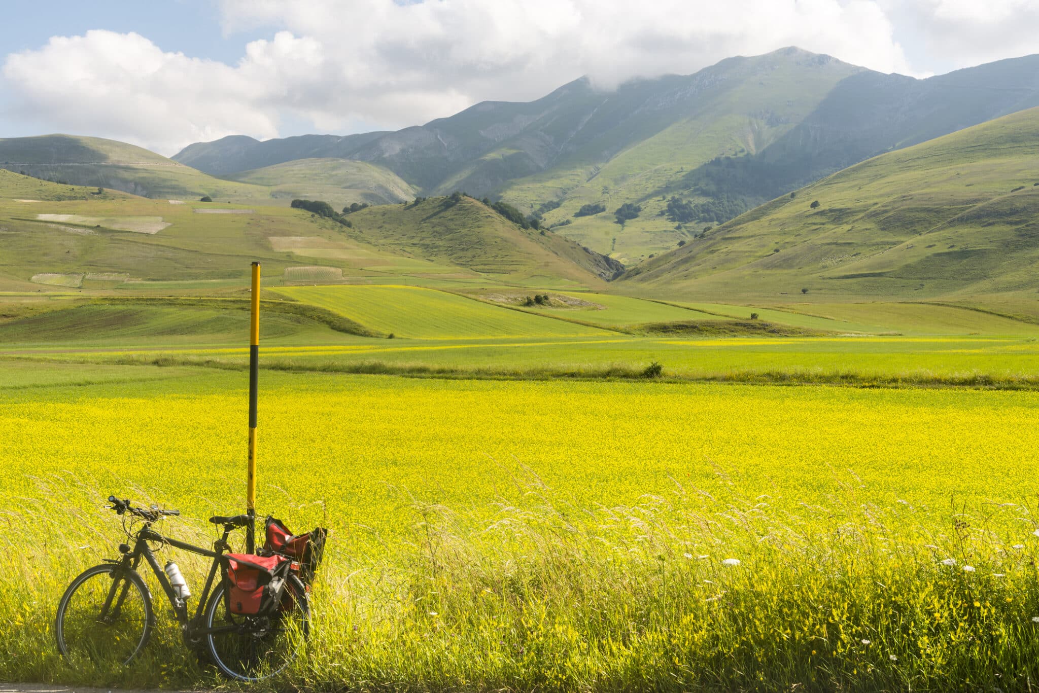 Piano Grande di Castelluccio (Italie). Piano Grande di Castelluccio (Pérouse, Ombrie, Italie), célèbre plateau du parc naturel des Monti Sibillini. Un vélo avec des sacoches.