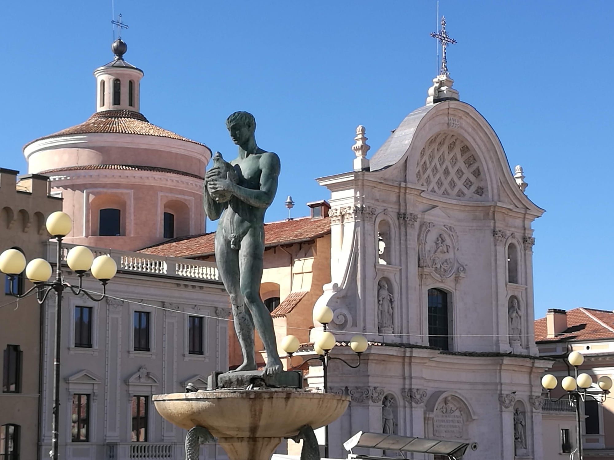 Piazza del Duomo à L'Aquila dans les Abruzzes, Italie.