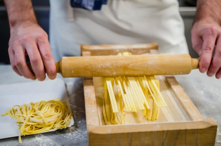 Preparazione pasta alla chitarra