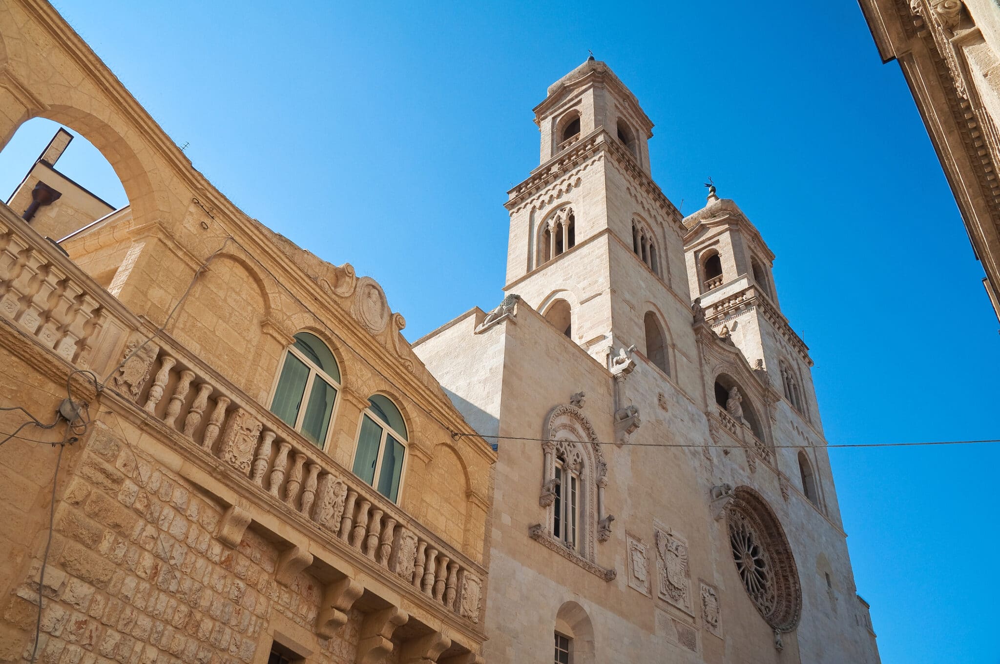 Cathédrale romane sous le ciel bleu.