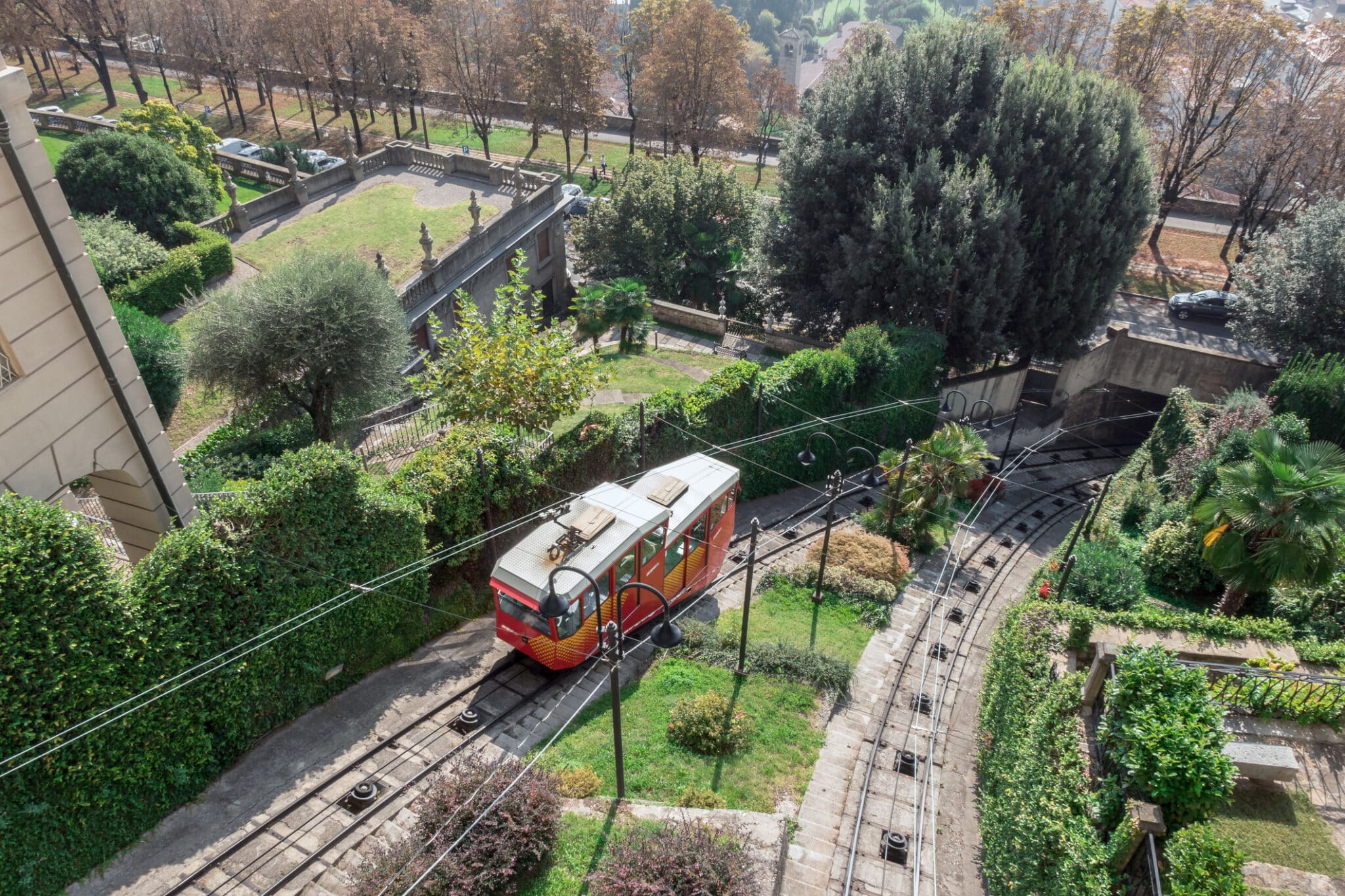 Funiculaire qui grimpe au milieu de la verdure de la ville.