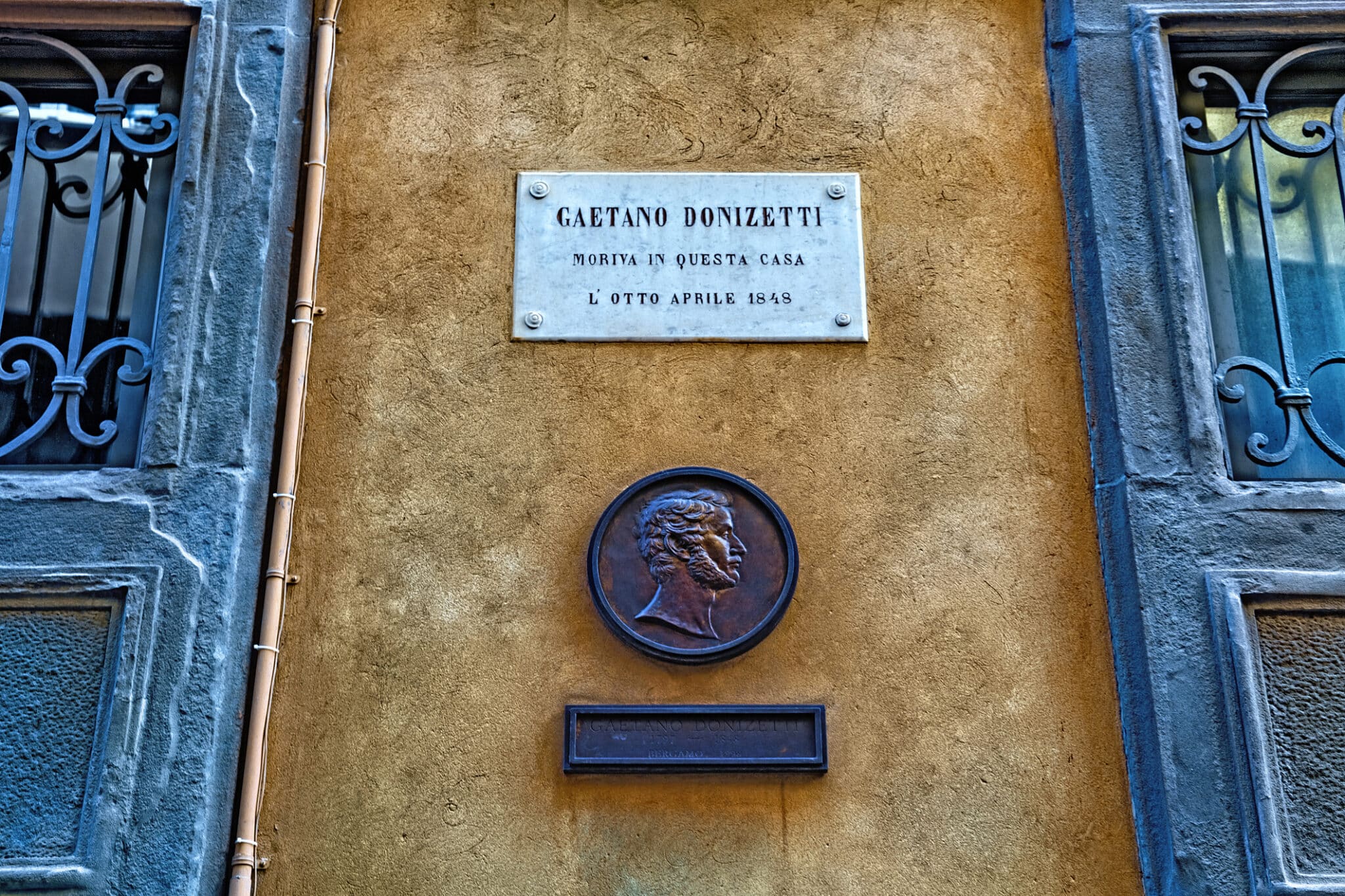 Targa commemorativa Gaetano Donizetti su edificio storico.