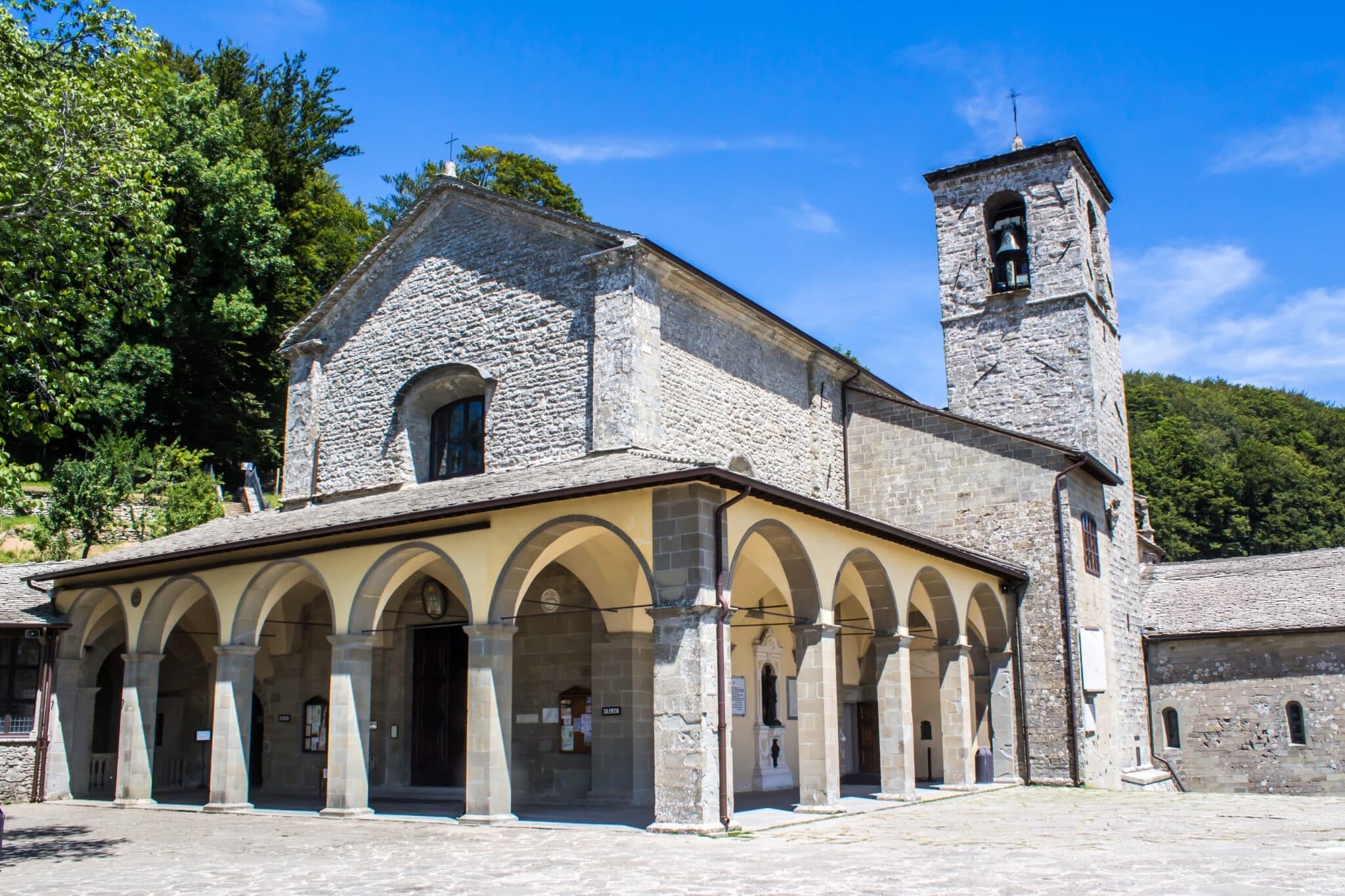 Ancien monastère avec portique et clocher.