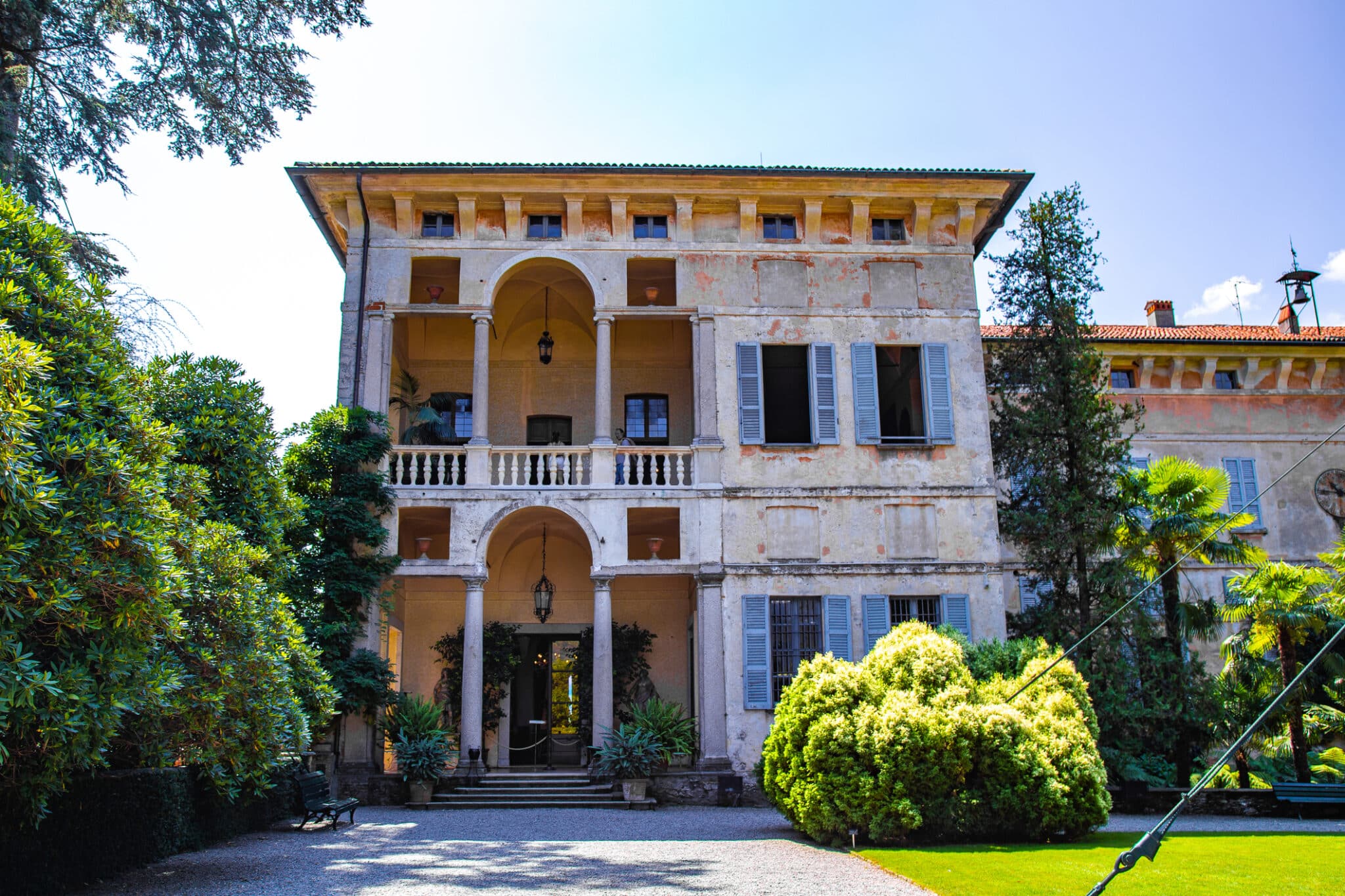 Villa historique avec jardin extérieur.