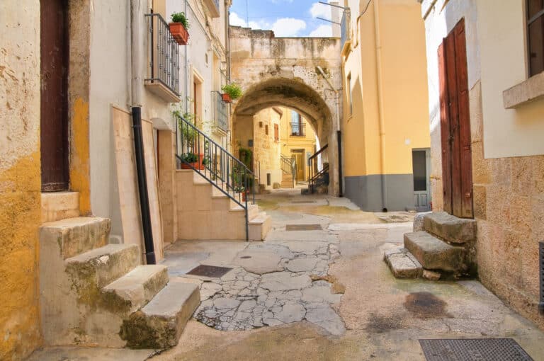 Ruelle pittoresque d'un village italien.